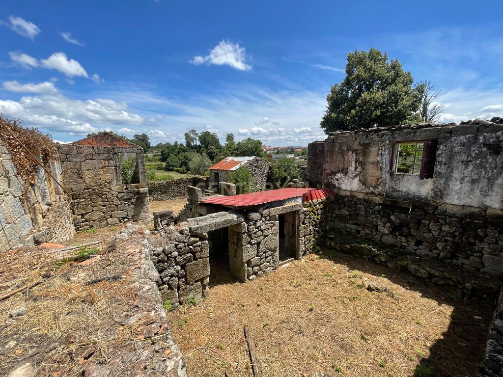Moradia de 220 metros quadrados, construída em granito, a precisar de renovação, situada no centro de Santa Cruz da Trapa, com um terreno de 1.900 metros quadrados. - Image 18