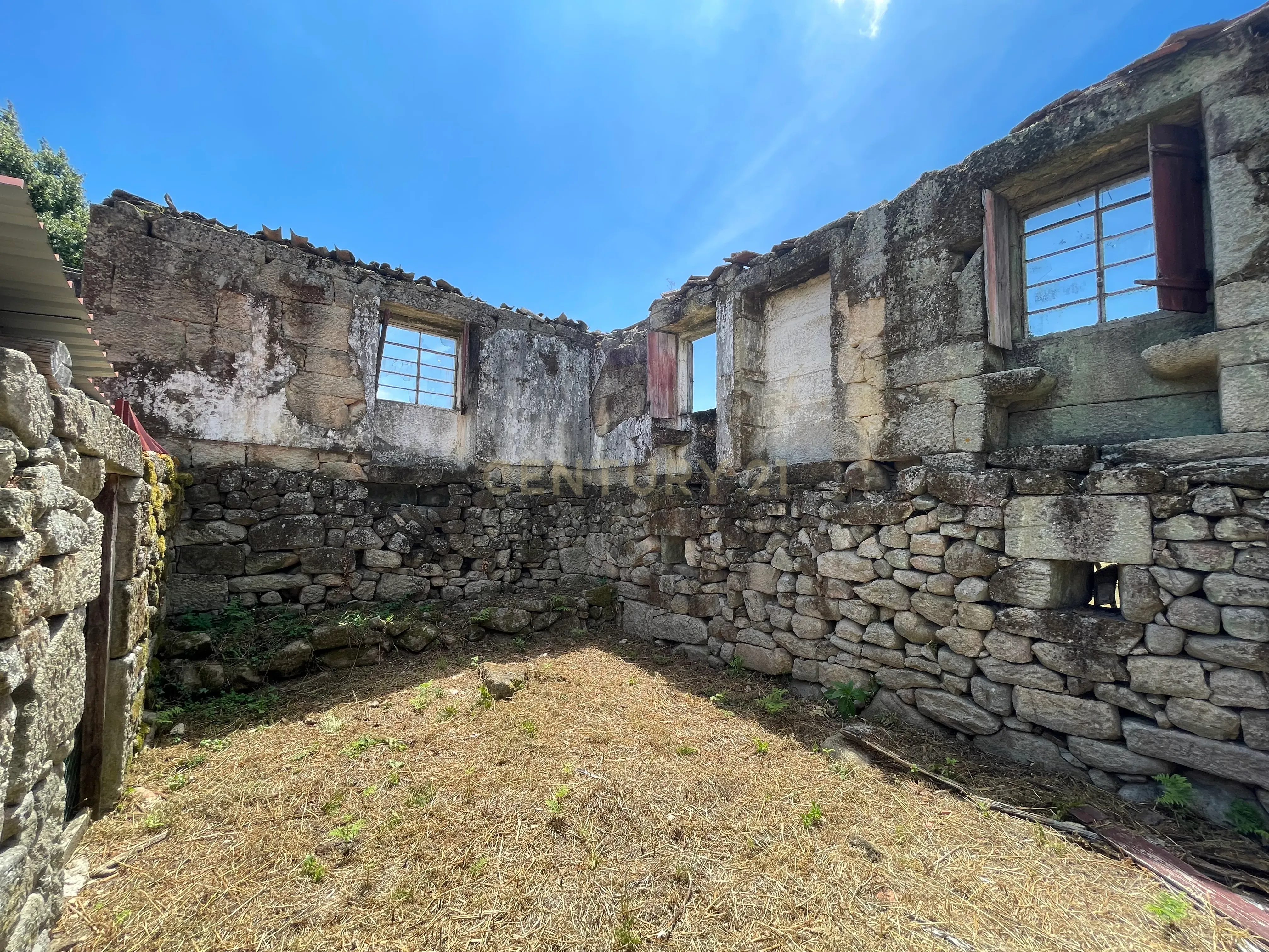 Moradia de 220 metros quadrados, construída em granito, a precisar de renovação, situada no centro de Santa Cruz da Trapa, com um terreno de 1.900 metros quadrados. - Image 22