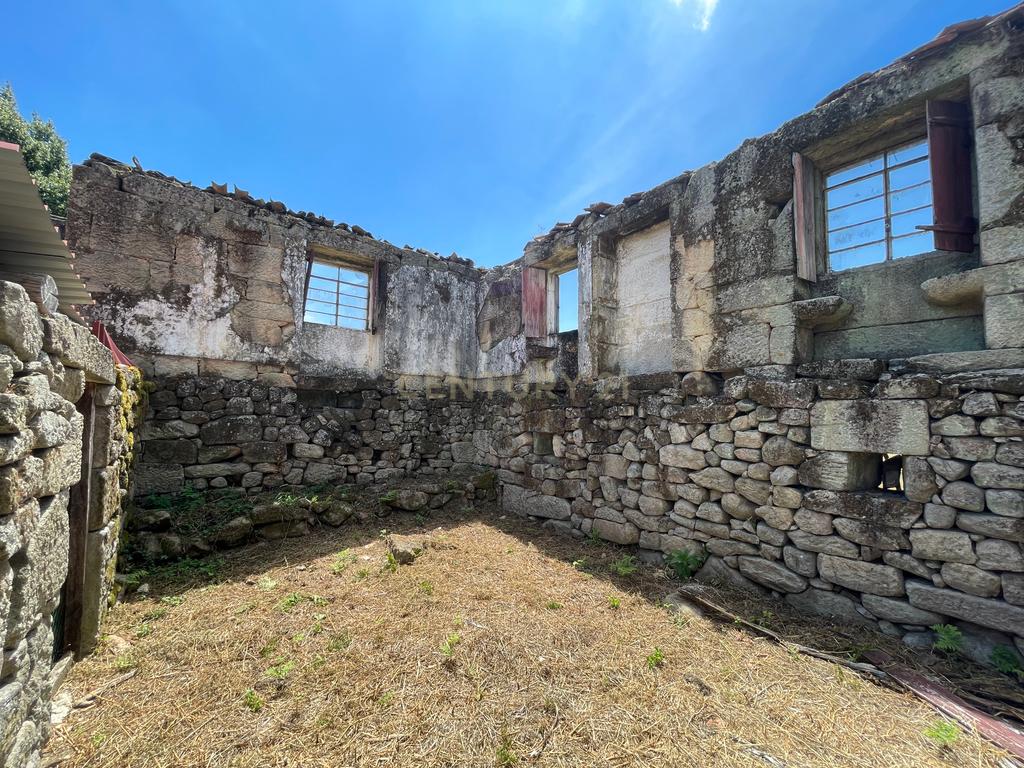 Moradia de 220 metros quadrados, construída em granito, a precisar de renovação, situada no centro de Santa Cruz da Trapa, com um terreno de 1.900 metros quadrados. - Image 22