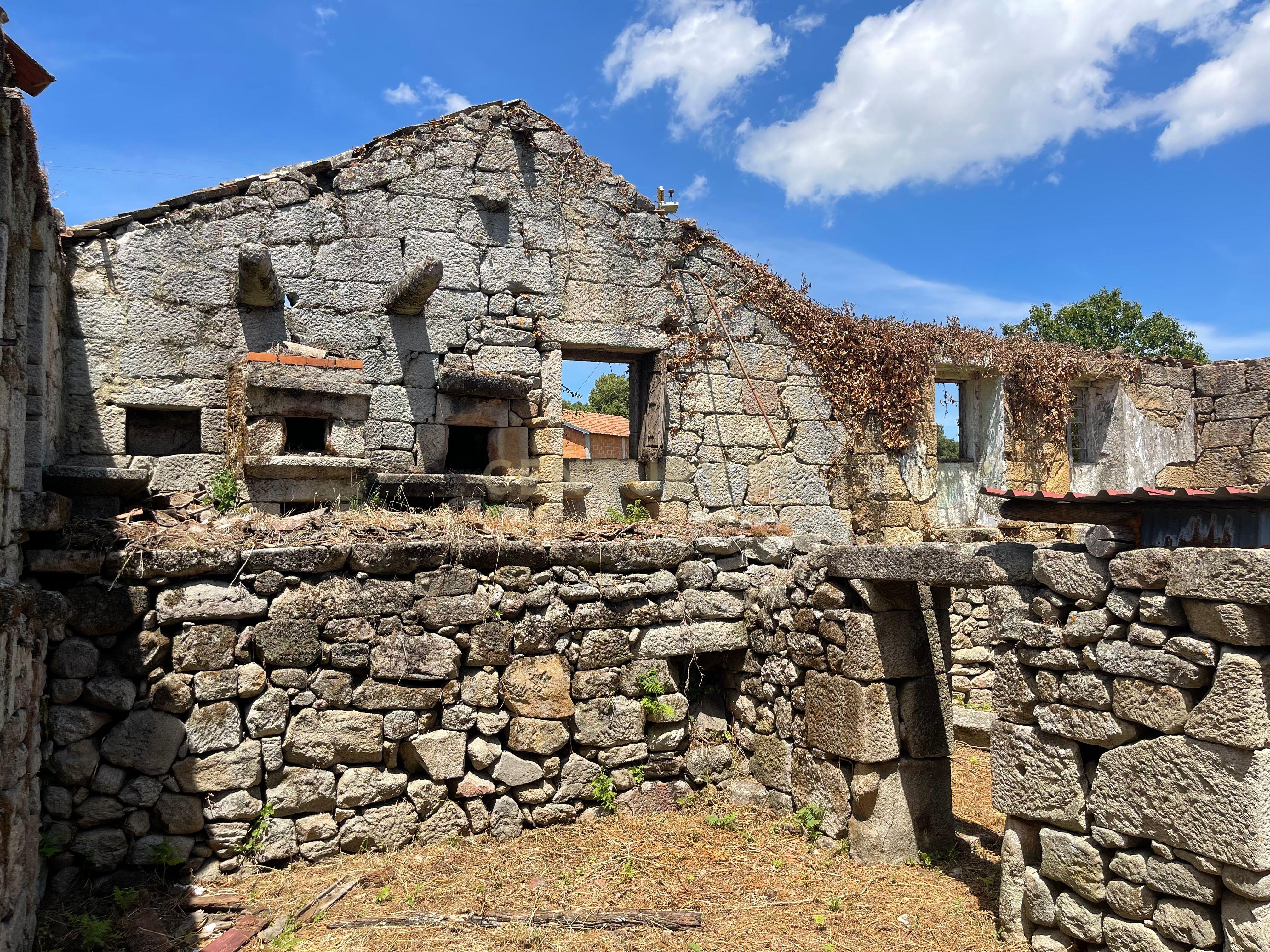 Moradia de 220 metros quadrados, construída em granito, a precisar de renovação, situada no centro de Santa Cruz da Trapa, com um terreno de 1.900 metros quadrados. - Image 21