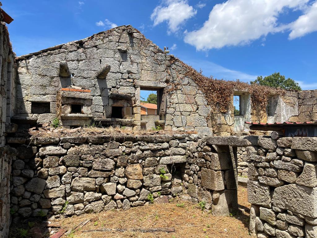 Moradia de 220 metros quadrados, construída em granito, a precisar de renovação, situada no centro de Santa Cruz da Trapa, com um terreno de 1.900 metros quadrados. - Image 21