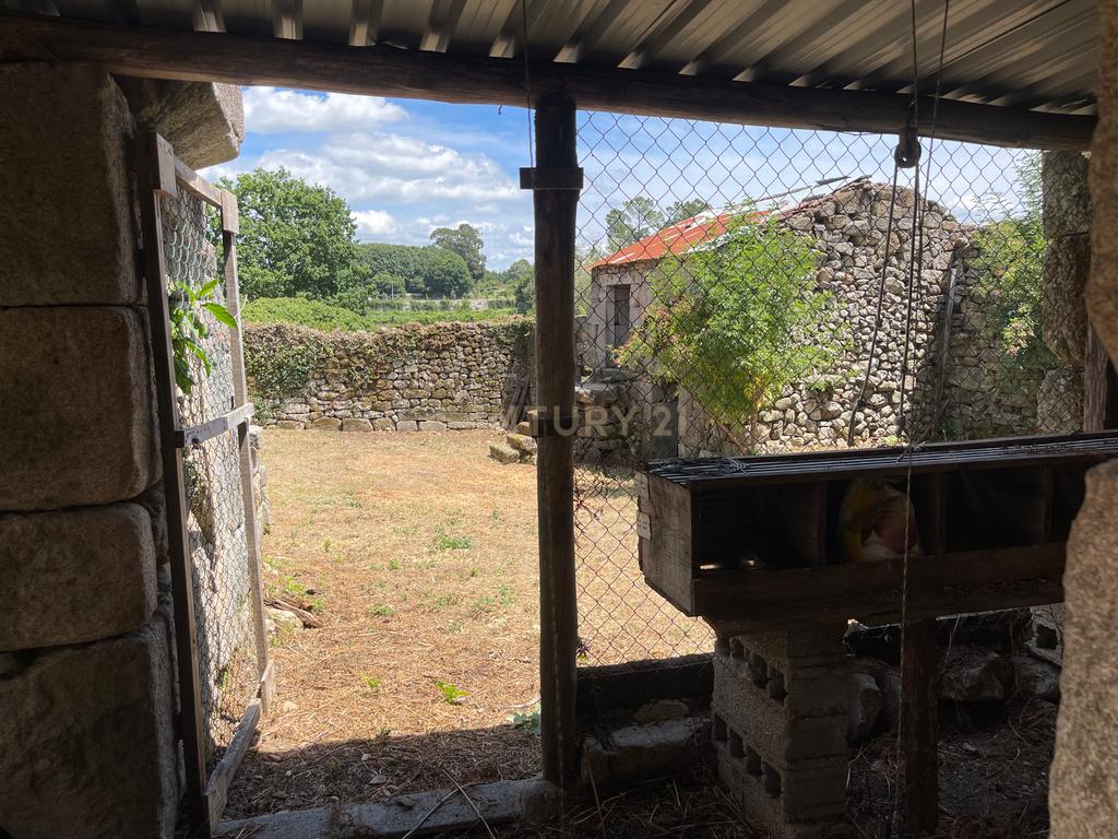 Moradia de 220 metros quadrados, construída em granito, a precisar de renovação, situada no centro de Santa Cruz da Trapa, com um terreno de 1.900 metros quadrados. - Image 24