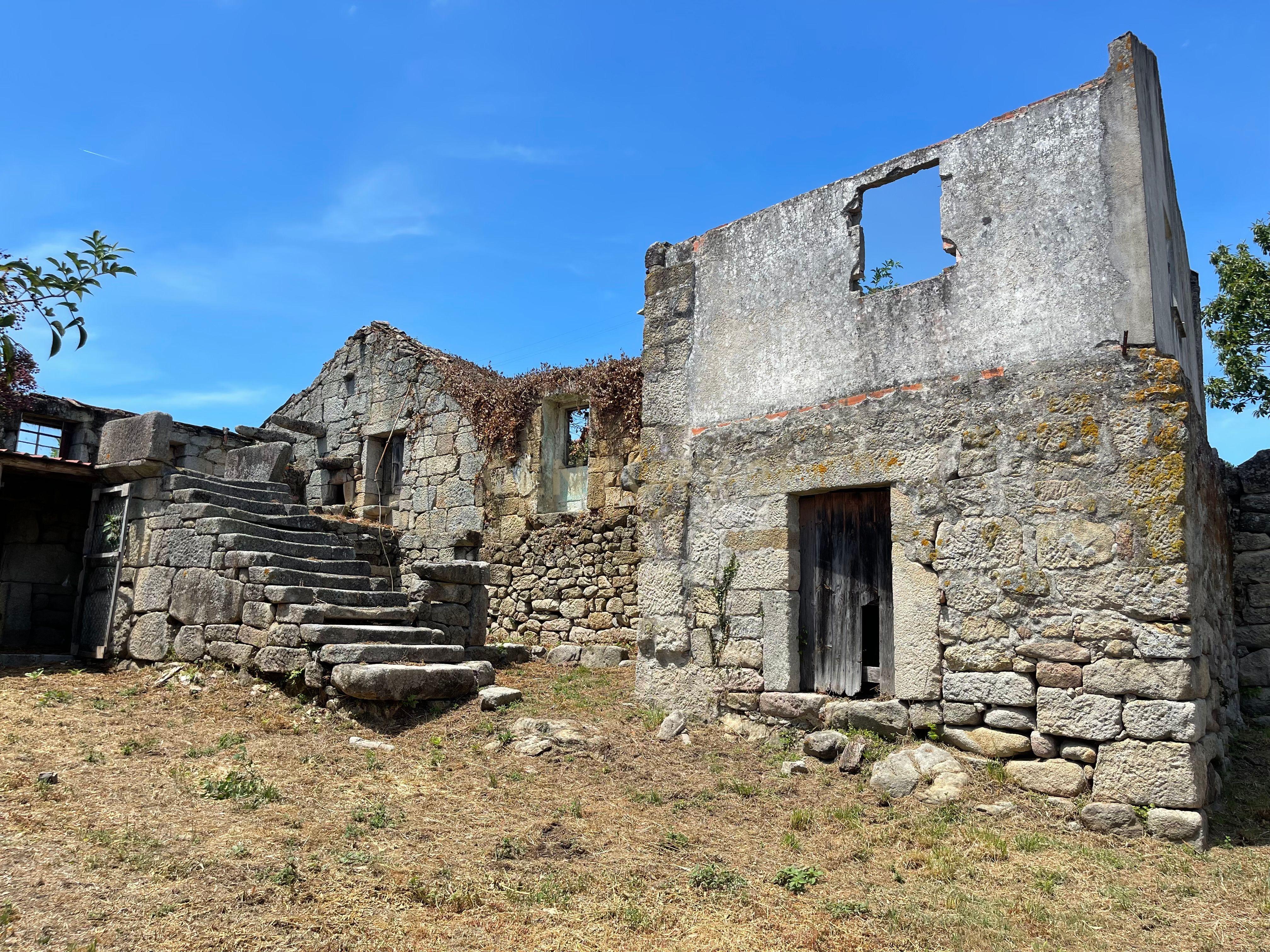 Moradia de 220 metros quadrados, construída em granito, a precisar de renovação, situada no centro de Santa Cruz da Trapa, com um terreno de 1.900 metros quadrados. - Image 27