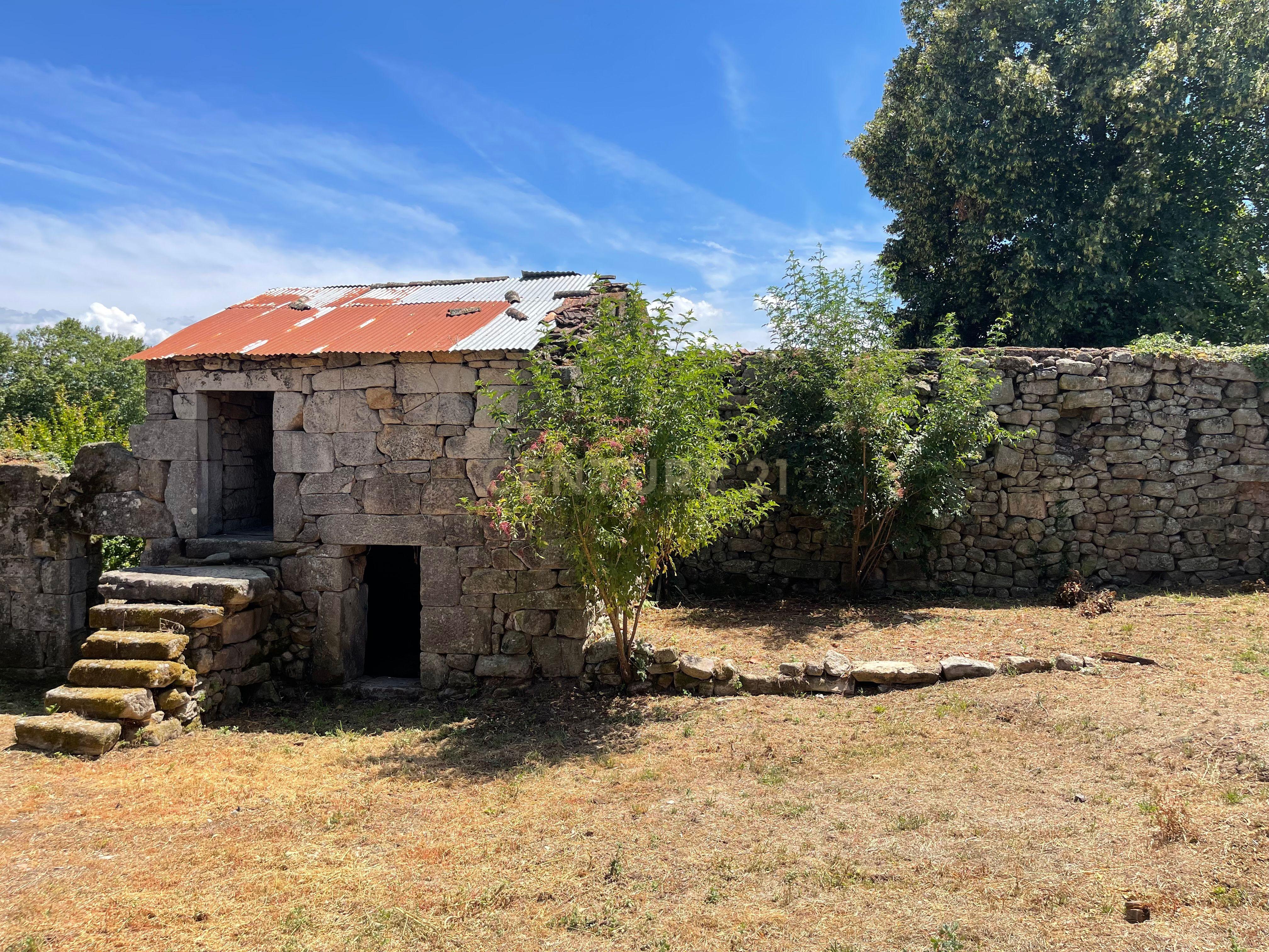 Moradia de 220 metros quadrados, construída em granito, a precisar de renovação, situada no centro de Santa Cruz da Trapa, com um terreno de 1.900 metros quadrados. - Image 29