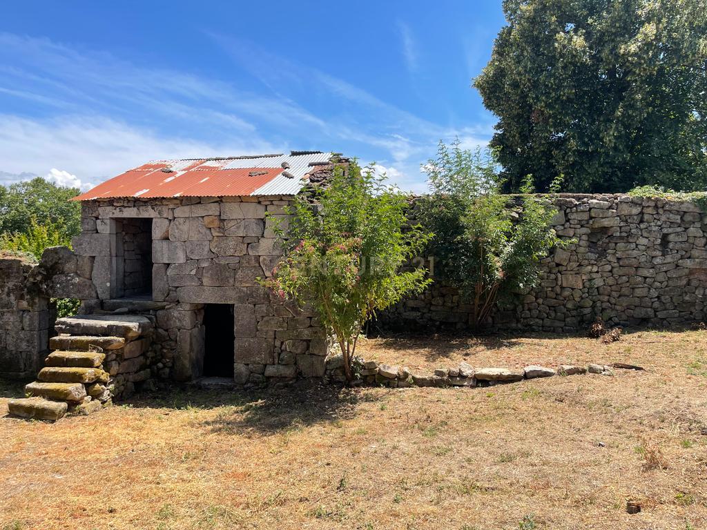 Moradia de 220 metros quadrados, construída em granito, a precisar de renovação, situada no centro de Santa Cruz da Trapa, com um terreno de 1.900 metros quadrados. - Image 29