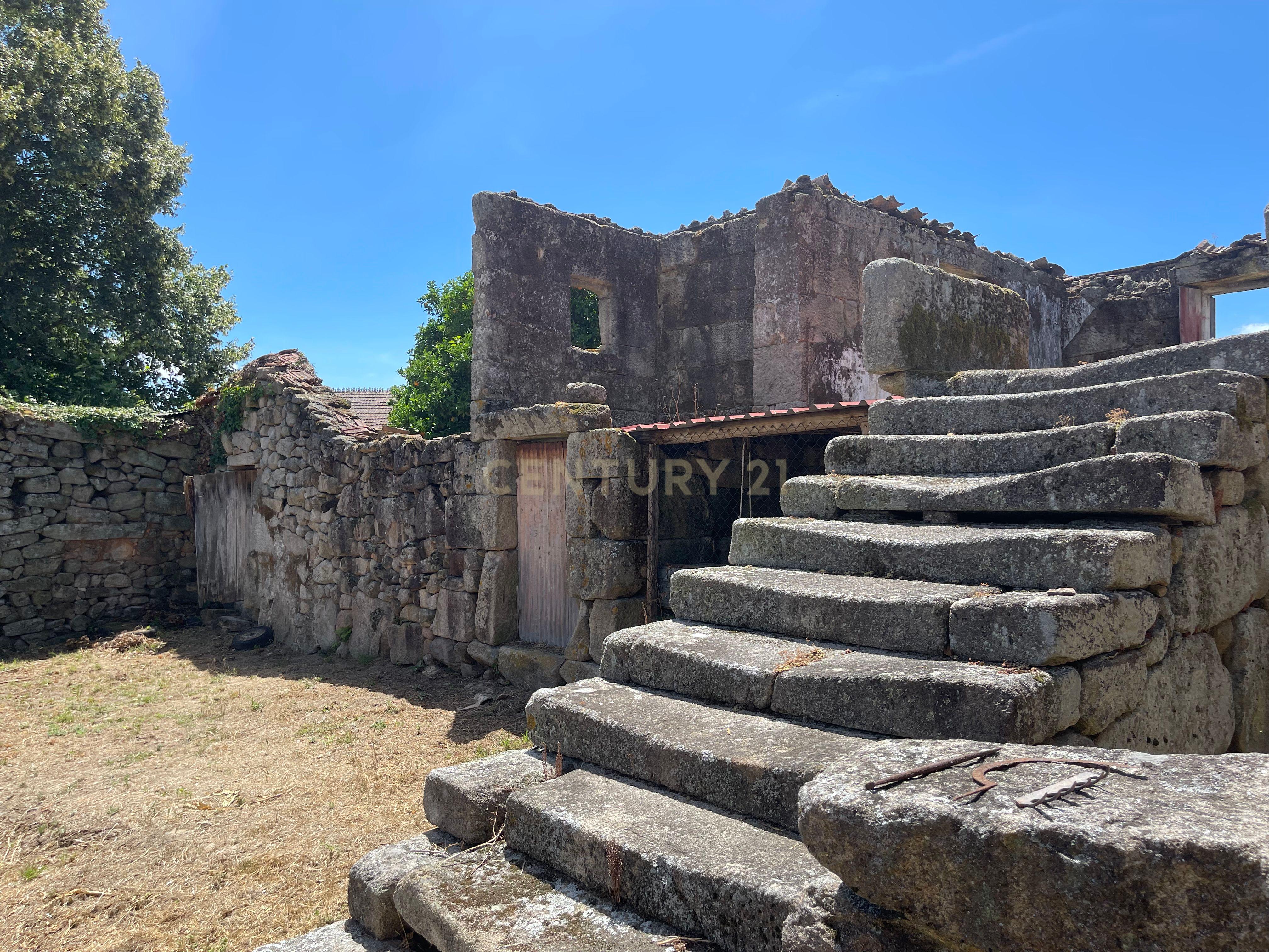 Moradia de 220 metros quadrados, construída em granito, a precisar de renovação, situada no centro de Santa Cruz da Trapa, com um terreno de 1.900 metros quadrados. - Image 38