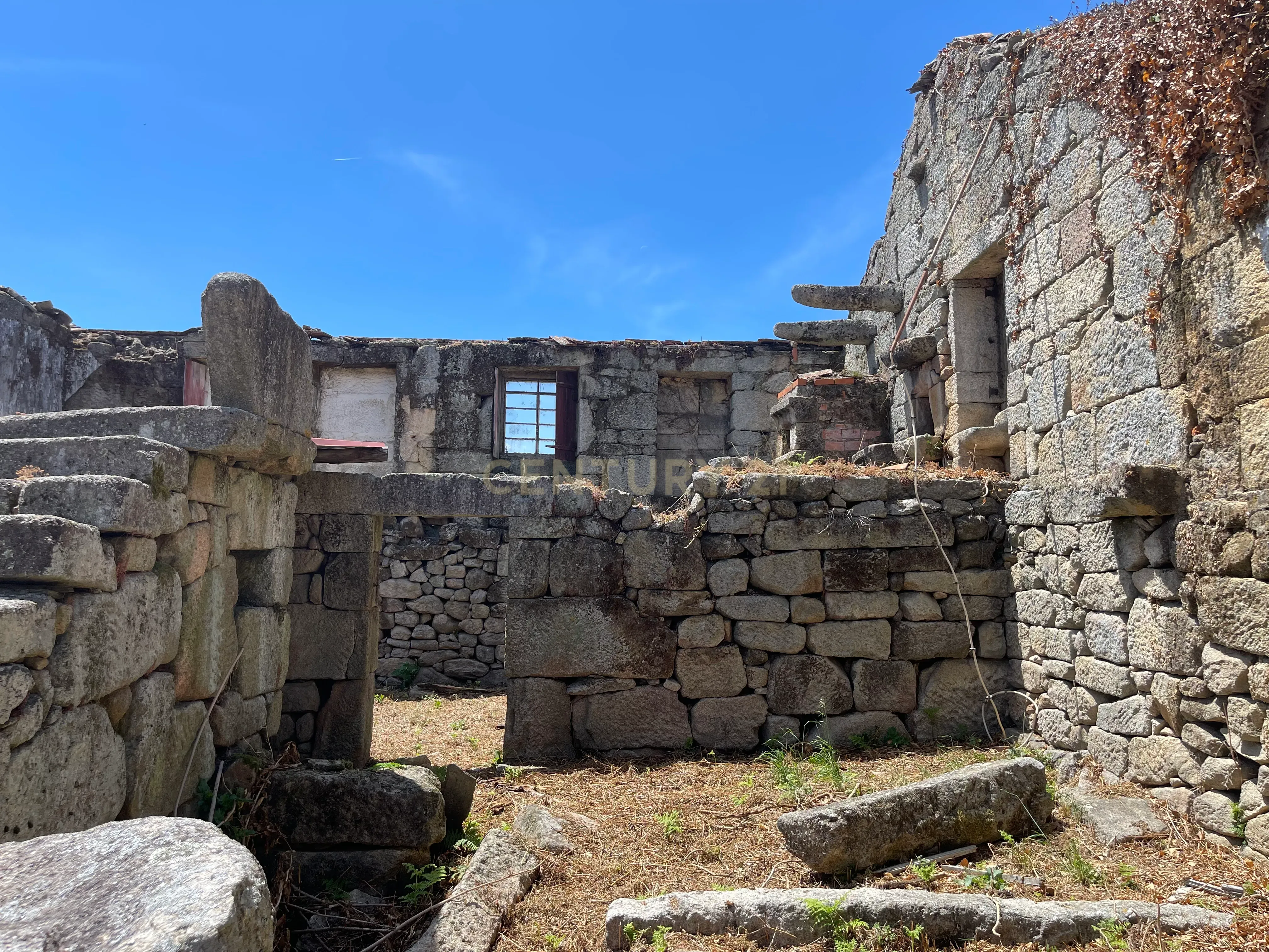 Moradia de 220 metros quadrados, construída em granito, a precisar de renovação, situada no centro de Santa Cruz da Trapa, com um terreno de 1.900 metros quadrados. - Image 1