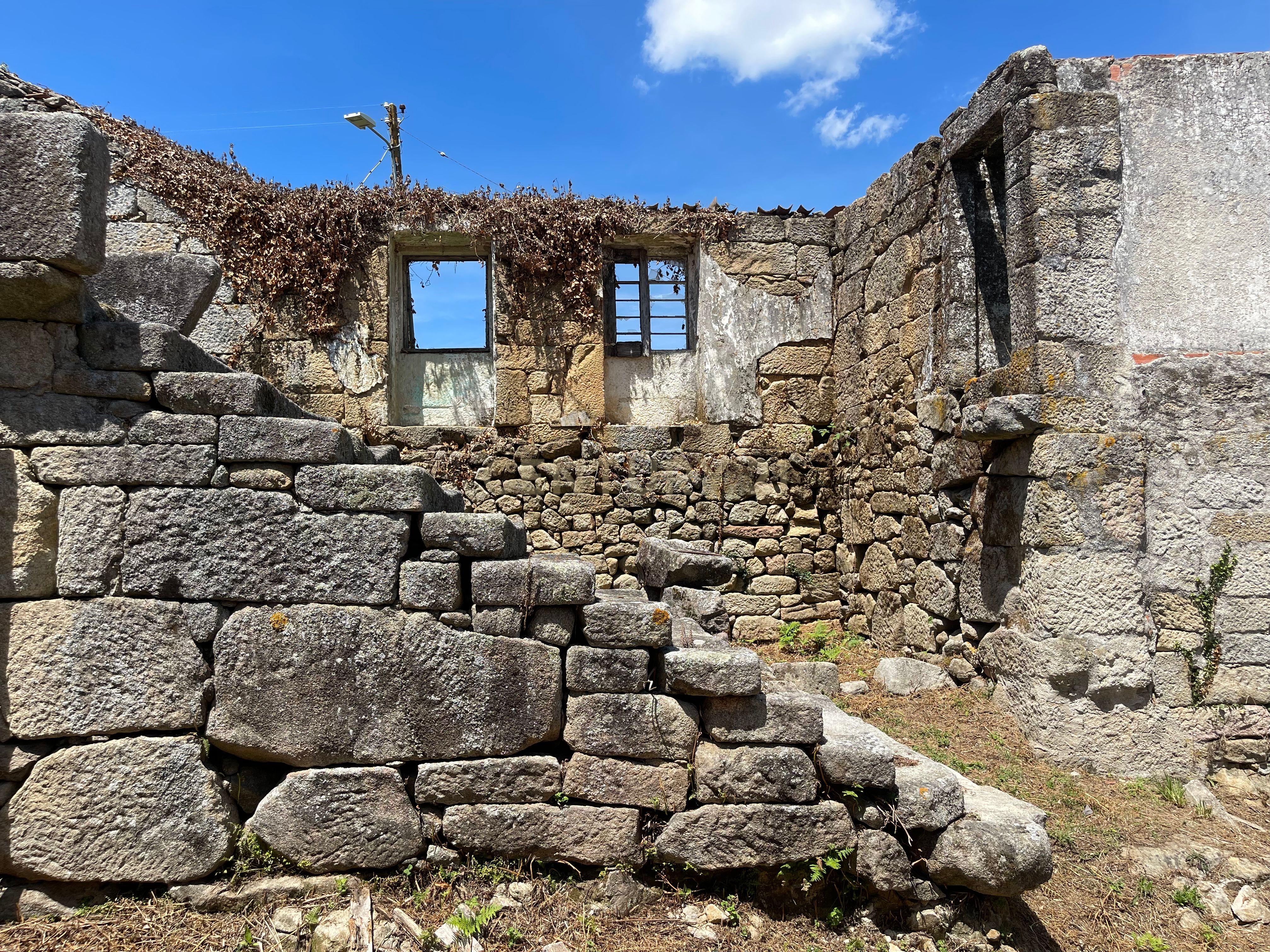 Moradia de 220 metros quadrados, construída em granito, a precisar de renovação, situada no centro de Santa Cruz da Trapa, com um terreno de 1.900 metros quadrados. - Image 3