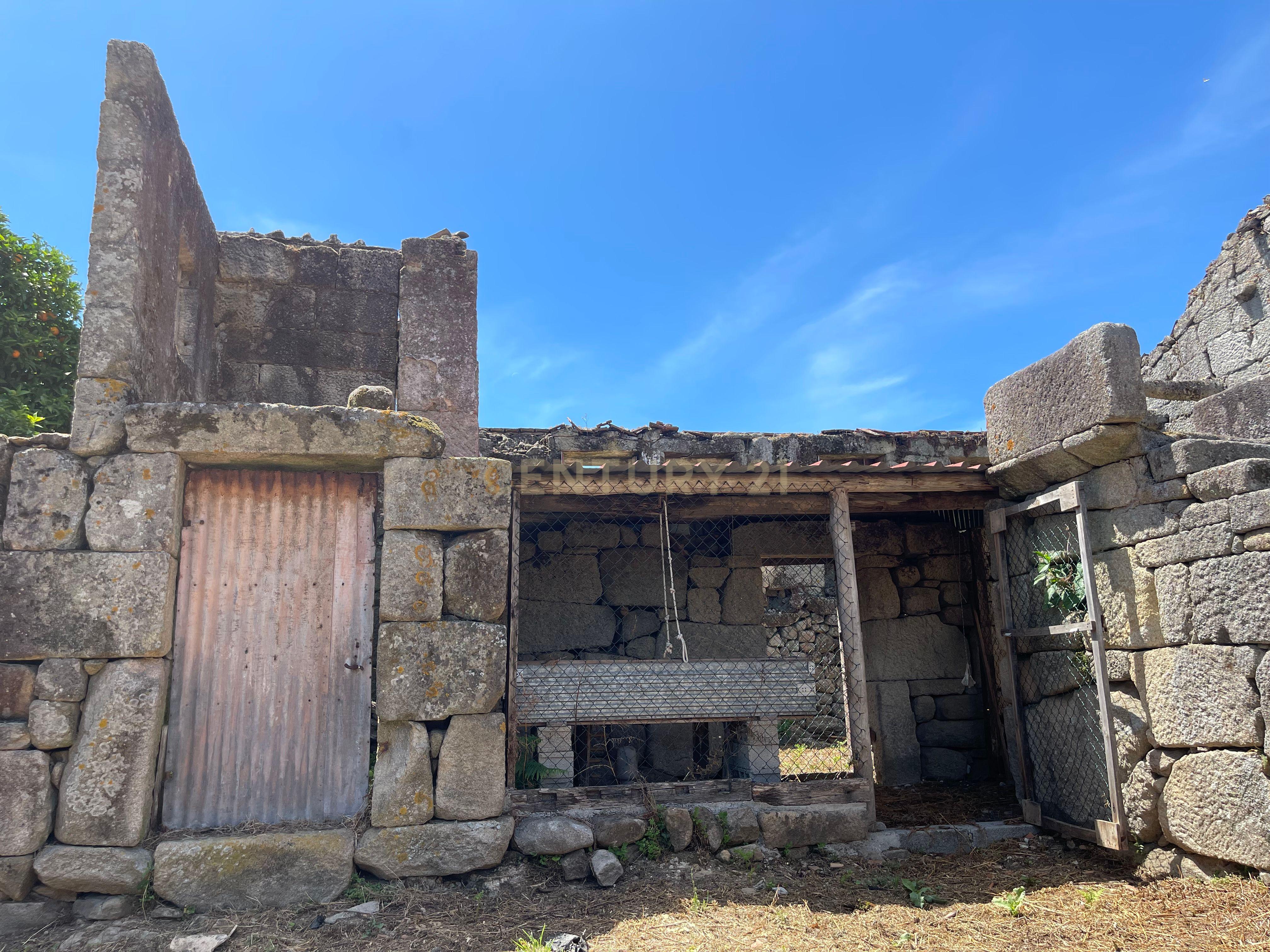 Moradia de 220 metros quadrados, construída em granito, a precisar de renovação, situada no centro de Santa Cruz da Trapa, com um terreno de 1.900 metros quadrados. - Image 30
