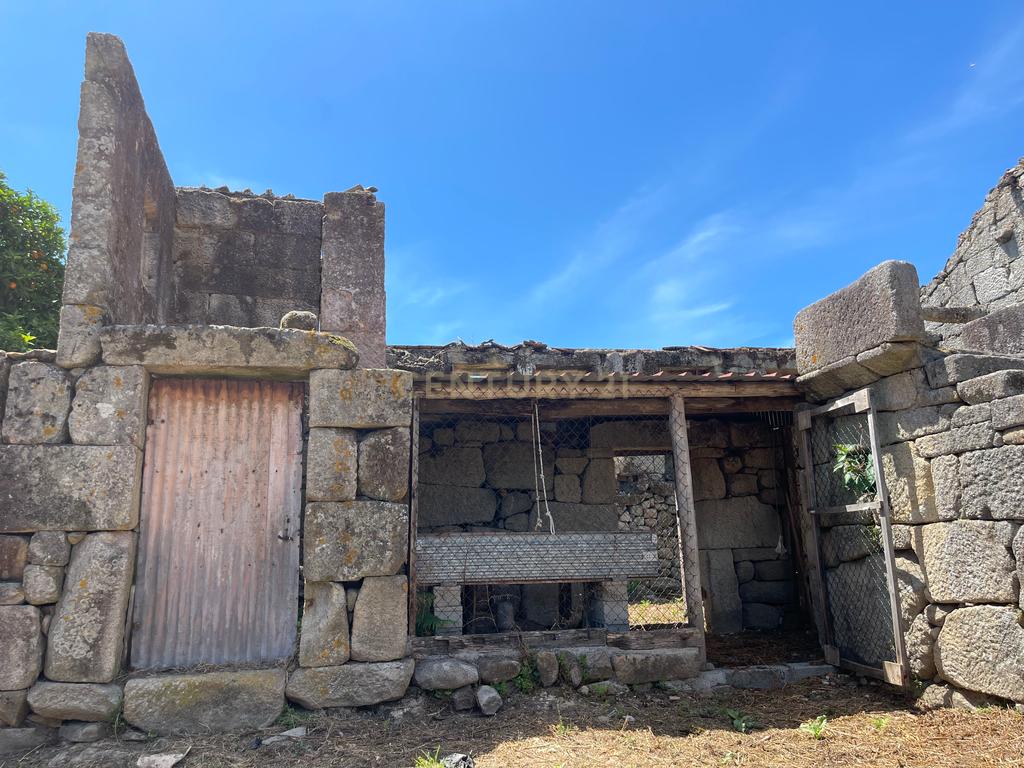 Moradia de 220 metros quadrados, construída em granito, a precisar de renovação, situada no centro de Santa Cruz da Trapa, com um terreno de 1.900 metros quadrados. - Image 30