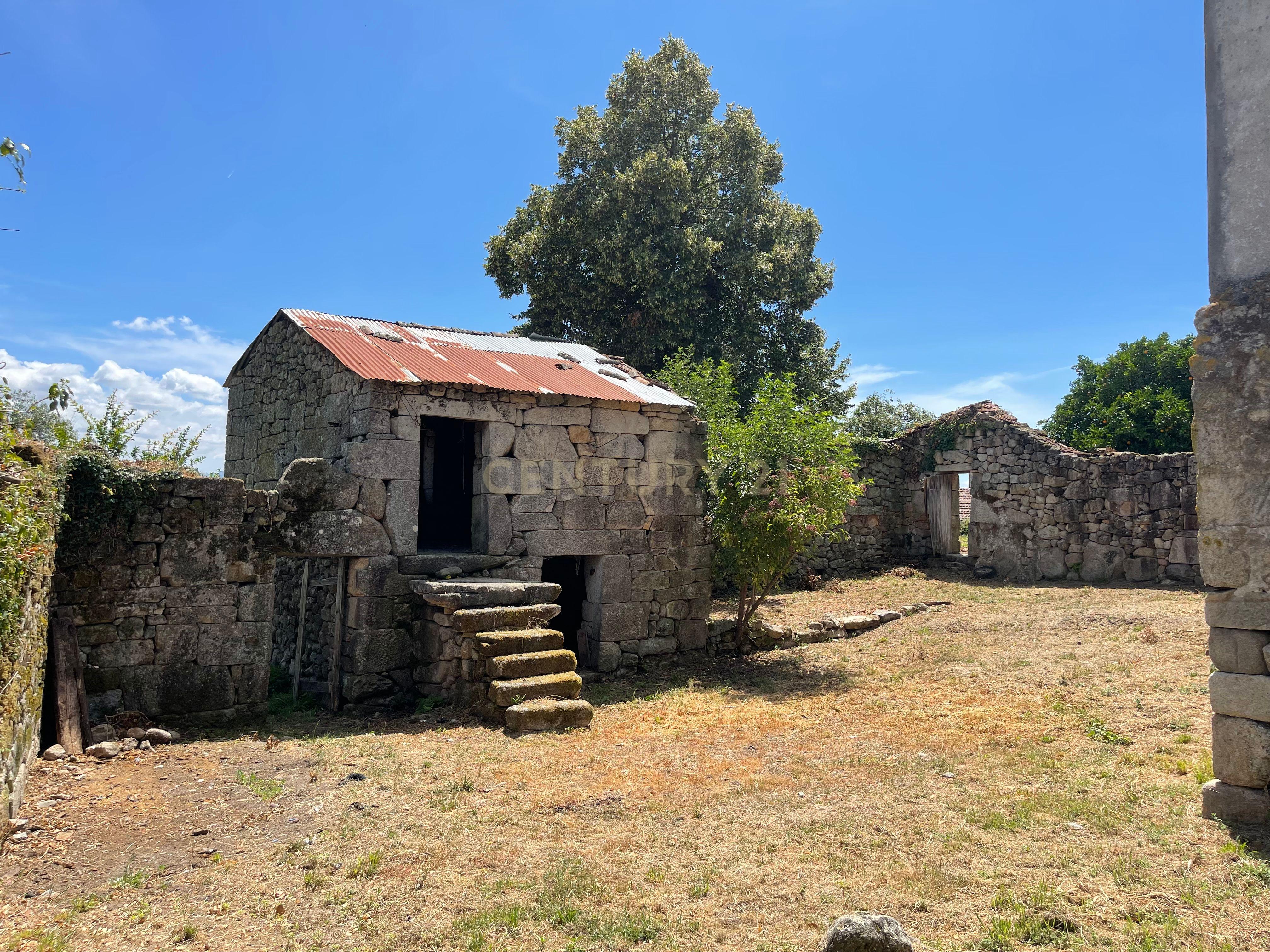 Moradia de 220 metros quadrados, construída em granito, a precisar de renovação, situada no centro de Santa Cruz da Trapa, com um terreno de 1.900 metros quadrados. - Image 37