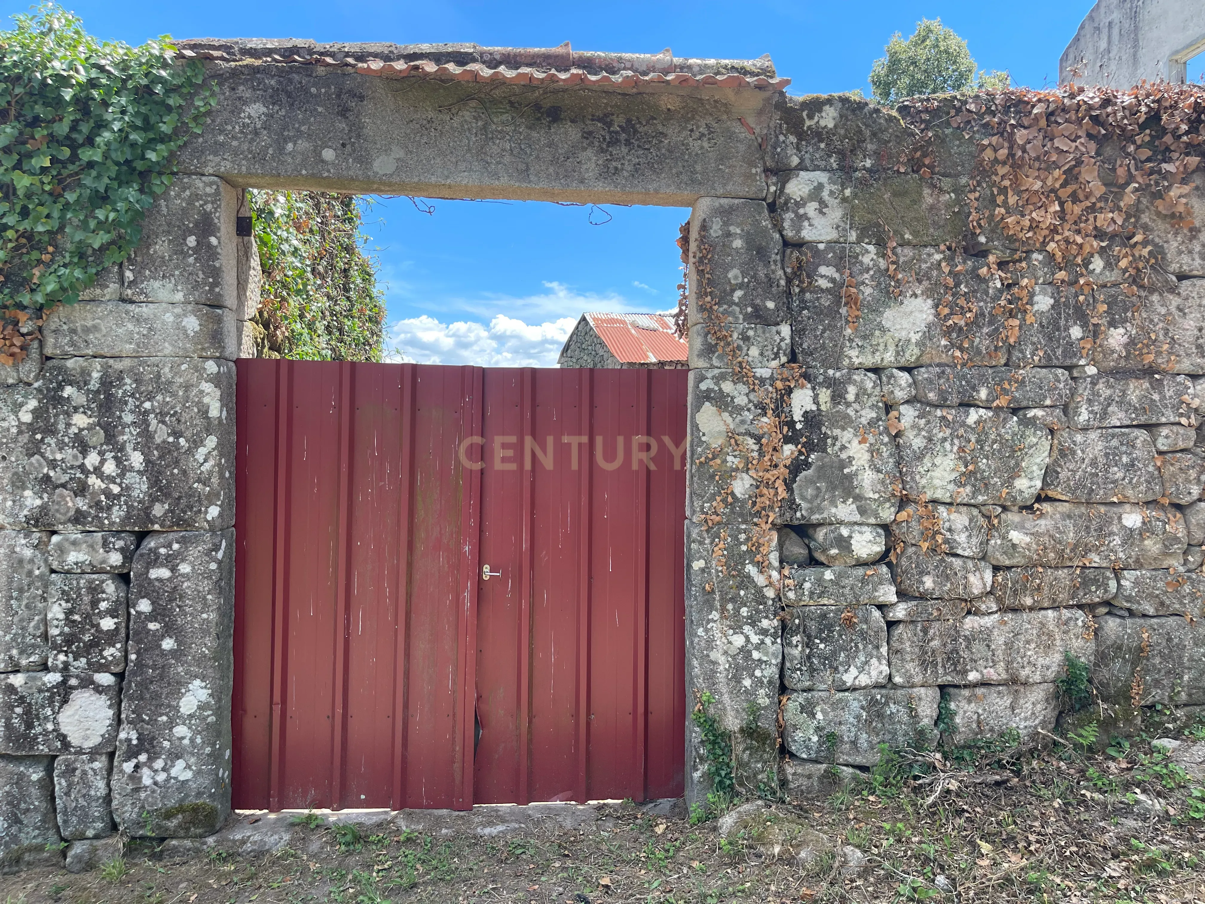 Moradia de 220 metros quadrados, construída em granito, a precisar de renovação, situada no centro de Santa Cruz da Trapa, com um terreno de 1.900 metros quadrados. - Image 44