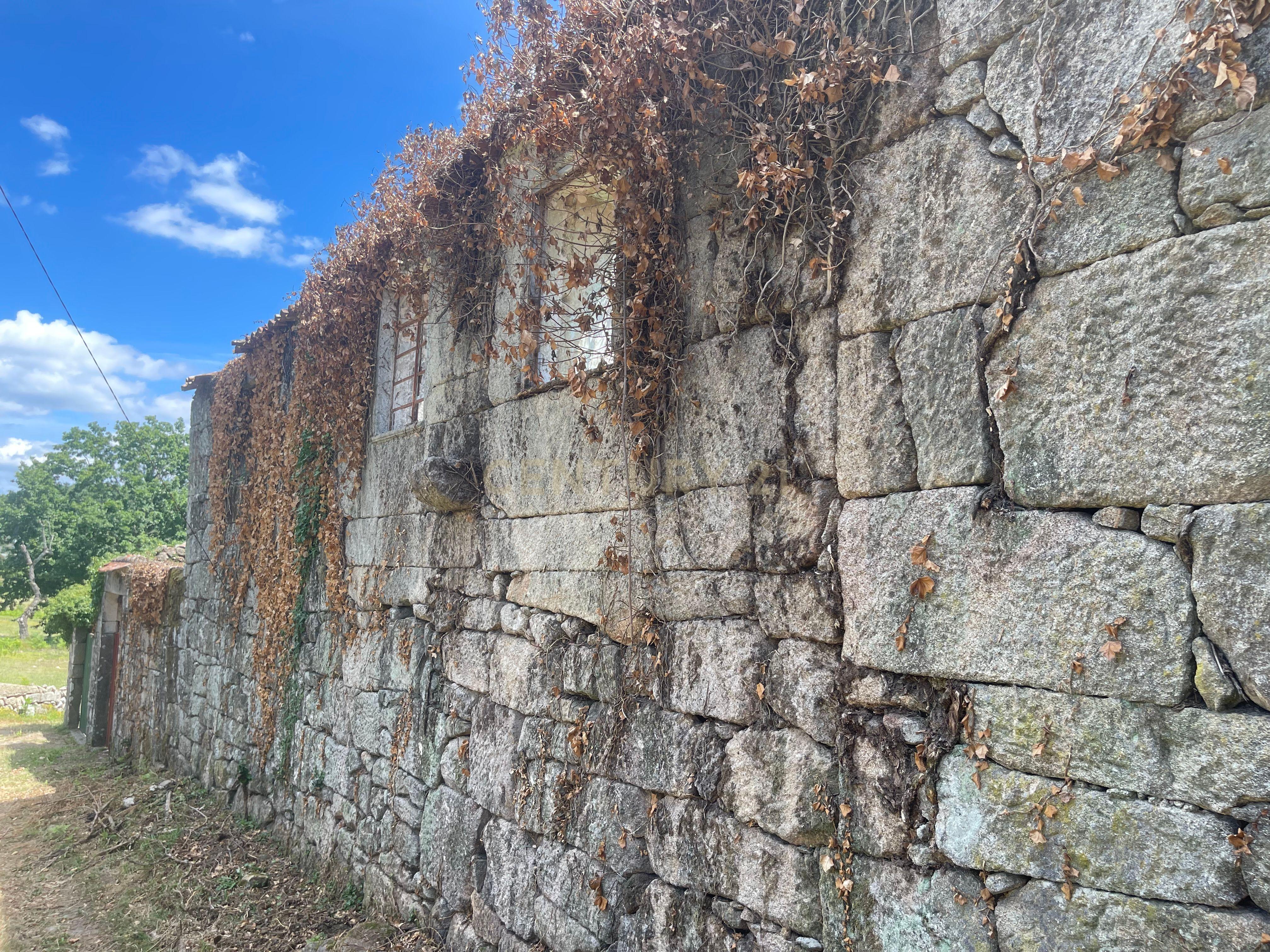 Moradia de 220 metros quadrados, construída em granito, a precisar de renovação, situada no centro de Santa Cruz da Trapa, com um terreno de 1.900 metros quadrados. - Image 41