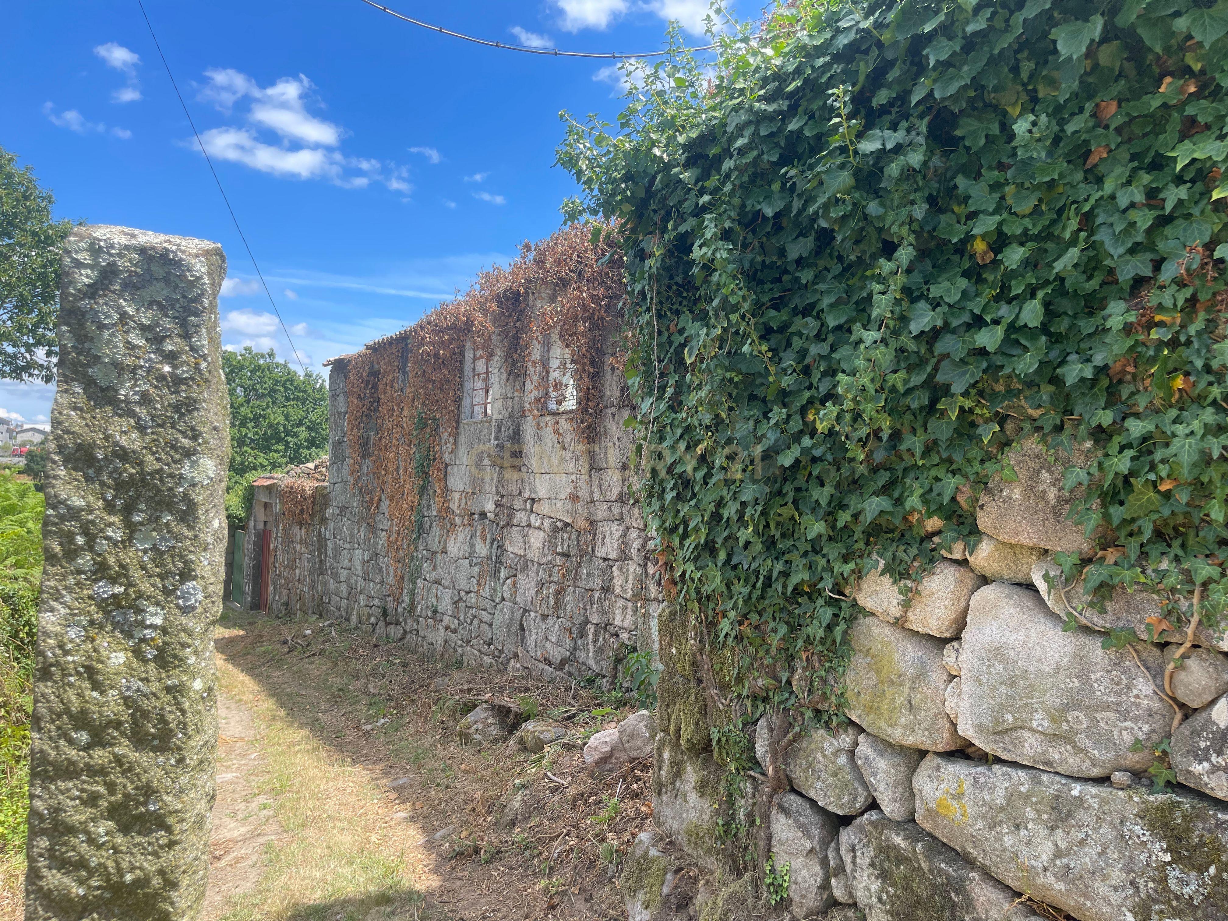 Moradia de 220 metros quadrados, construída em granito, a precisar de renovação, situada no centro de Santa Cruz da Trapa, com um terreno de 1.900 metros quadrados. - Image 42