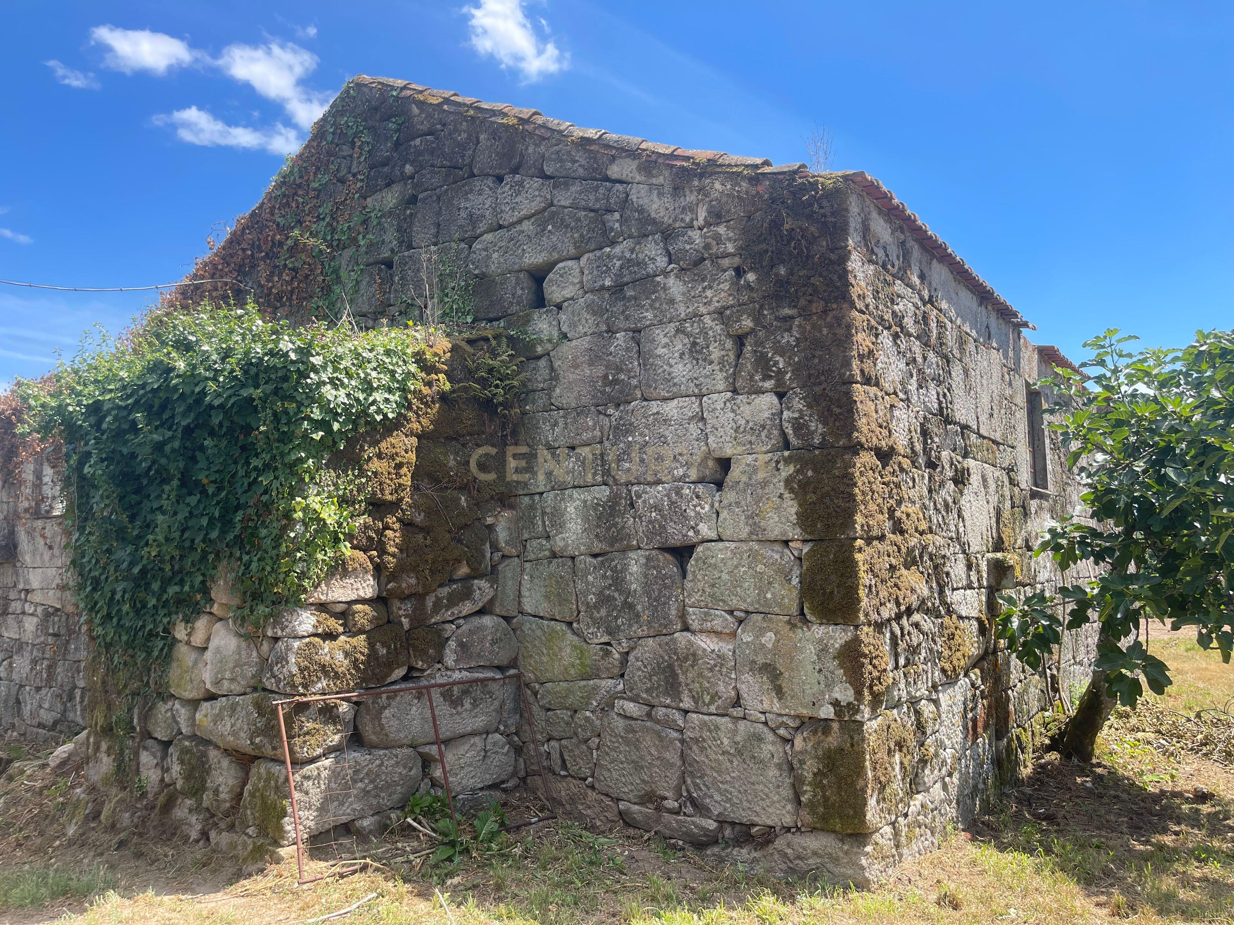 Moradia de 220 metros quadrados, construída em granito, a precisar de renovação, situada no centro de Santa Cruz da Trapa, com um terreno de 1.900 metros quadrados. - Image 43