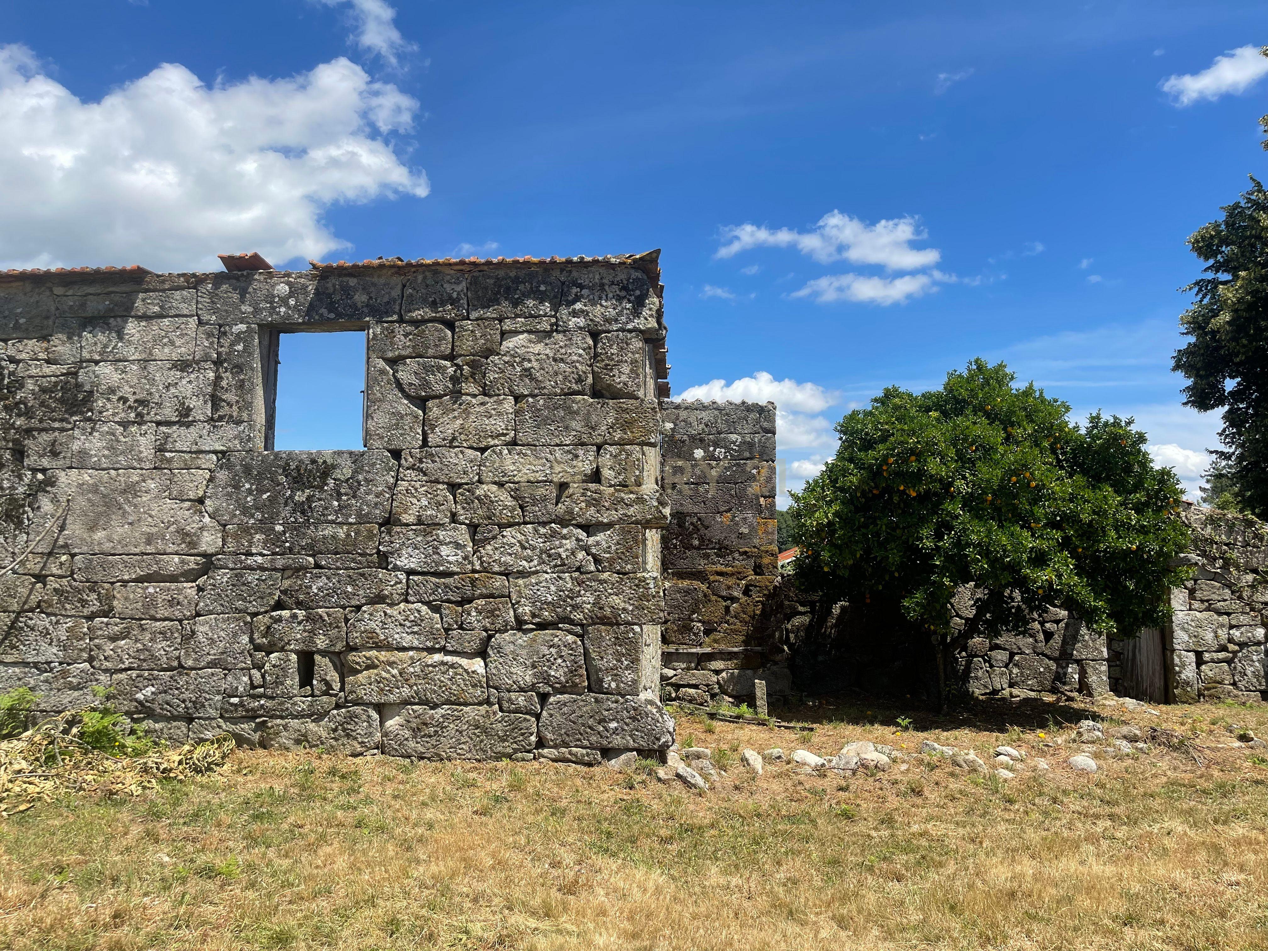 Moradia de 220 metros quadrados, construída em granito, a precisar de renovação, situada no centro de Santa Cruz da Trapa, com um terreno de 1.900 metros quadrados. - Image 49