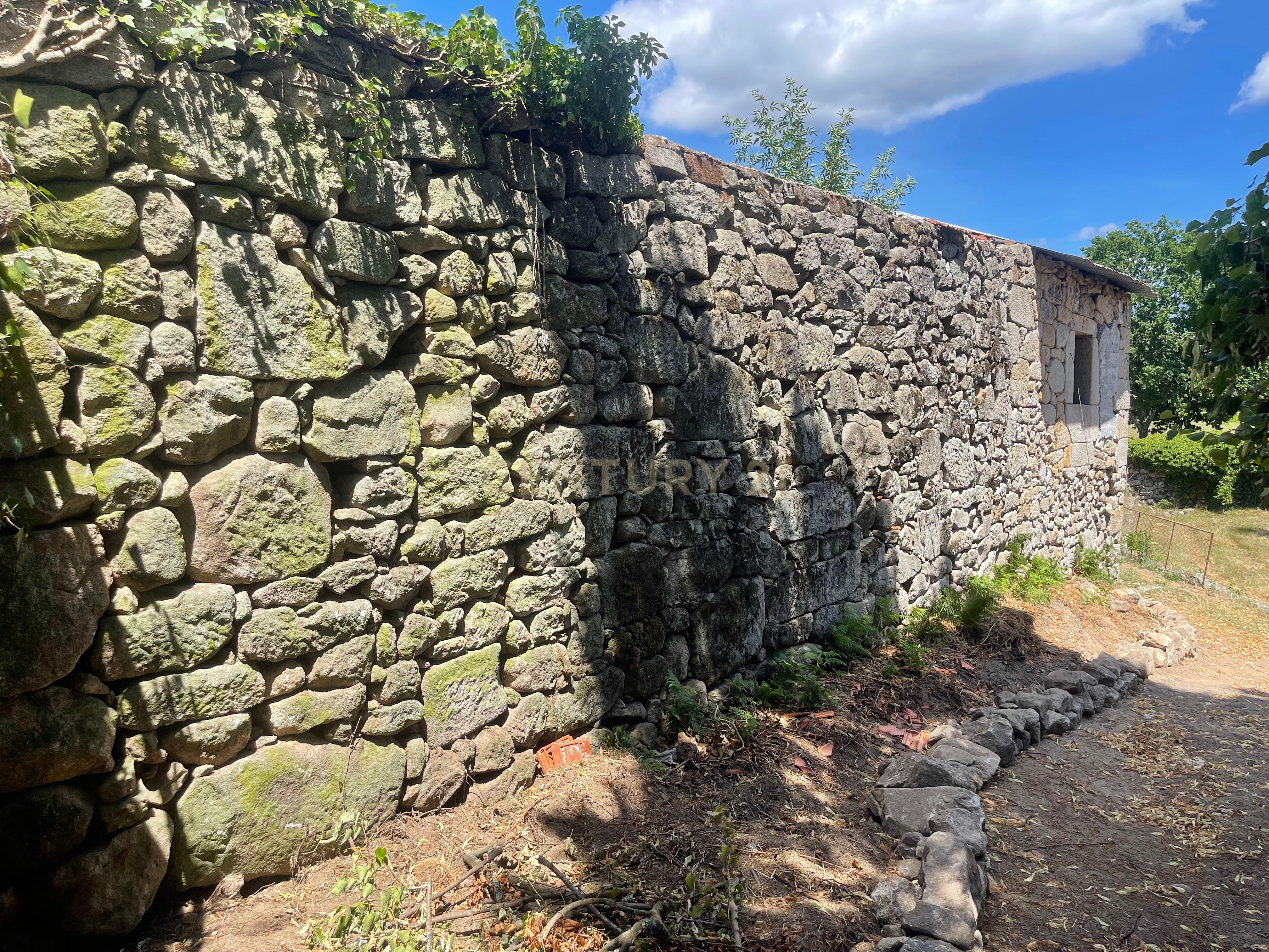 Moradia de 220 metros quadrados, construída em granito, a precisar de renovação, situada no centro de Santa Cruz da Trapa, com um terreno de 1.900 metros quadrados. - Image 53