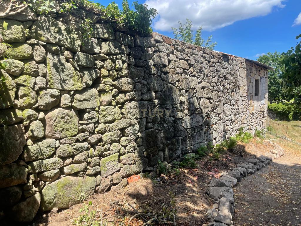 Moradia de 220 metros quadrados, construída em granito, a precisar de renovação, situada no centro de Santa Cruz da Trapa, com um terreno de 1.900 metros quadrados. - Image 53