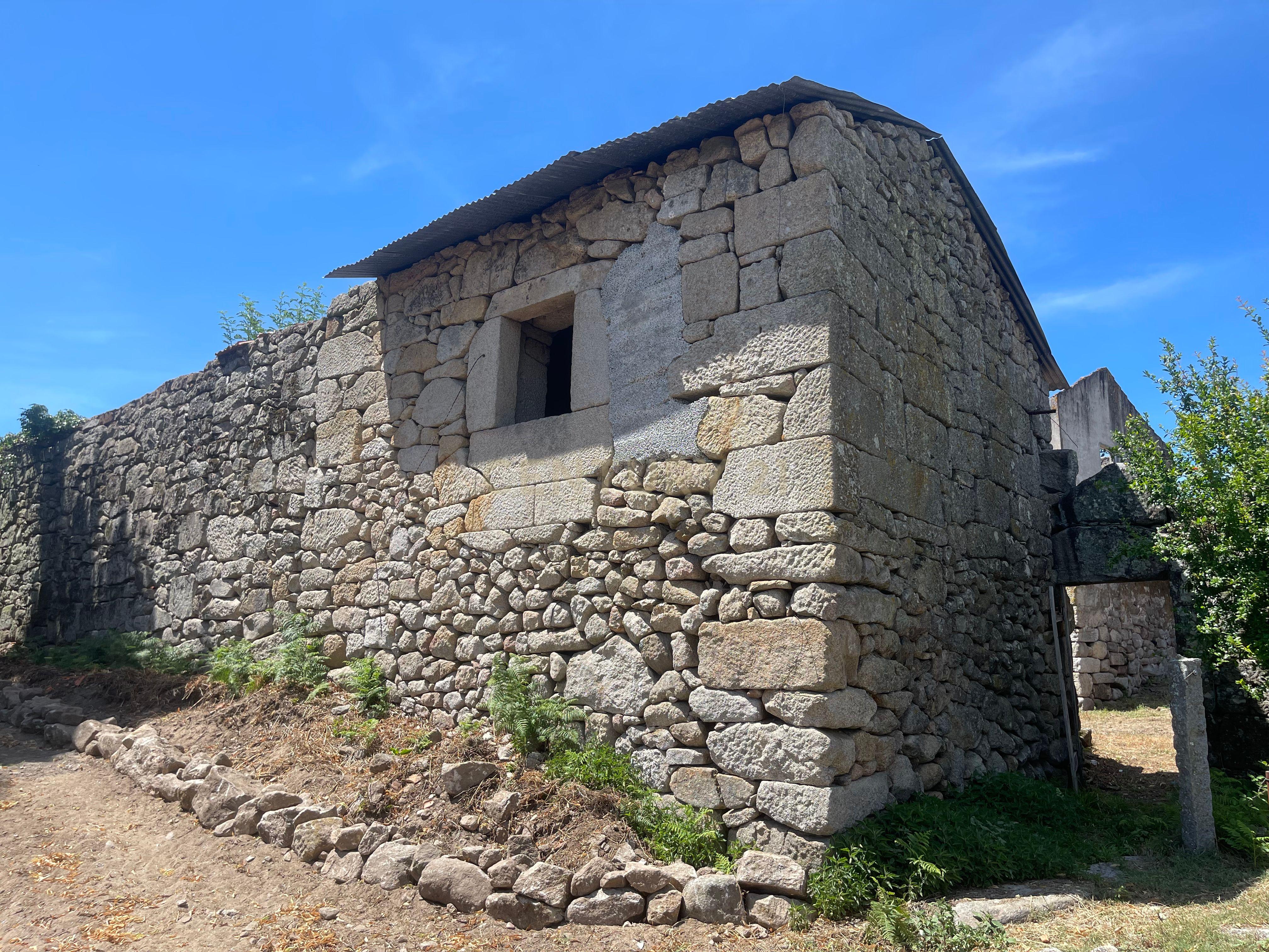 Moradia de 220 metros quadrados, construída em granito, a precisar de renovação, situada no centro de Santa Cruz da Trapa, com um terreno de 1.900 metros quadrados. - Image 51