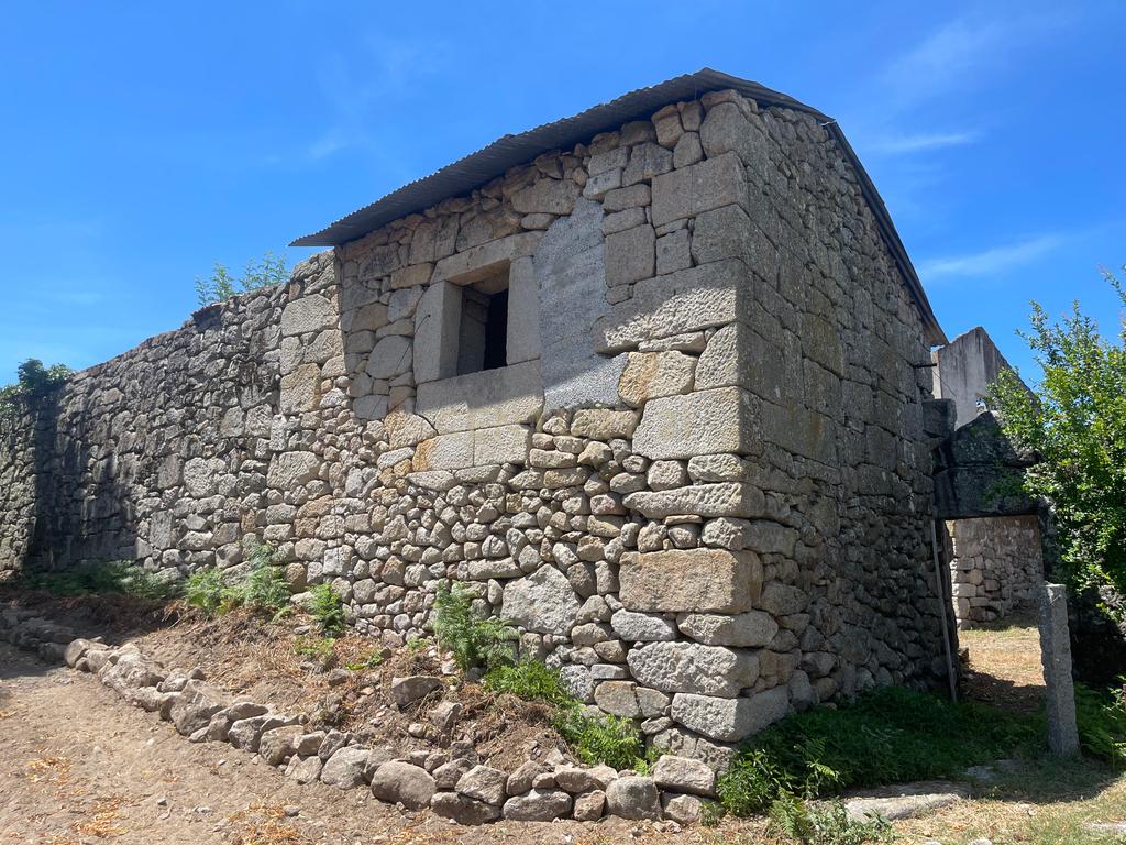 Moradia de 220 metros quadrados, construída em granito, a precisar de renovação, situada no centro de Santa Cruz da Trapa, com um terreno de 1.900 metros quadrados. - Image 51