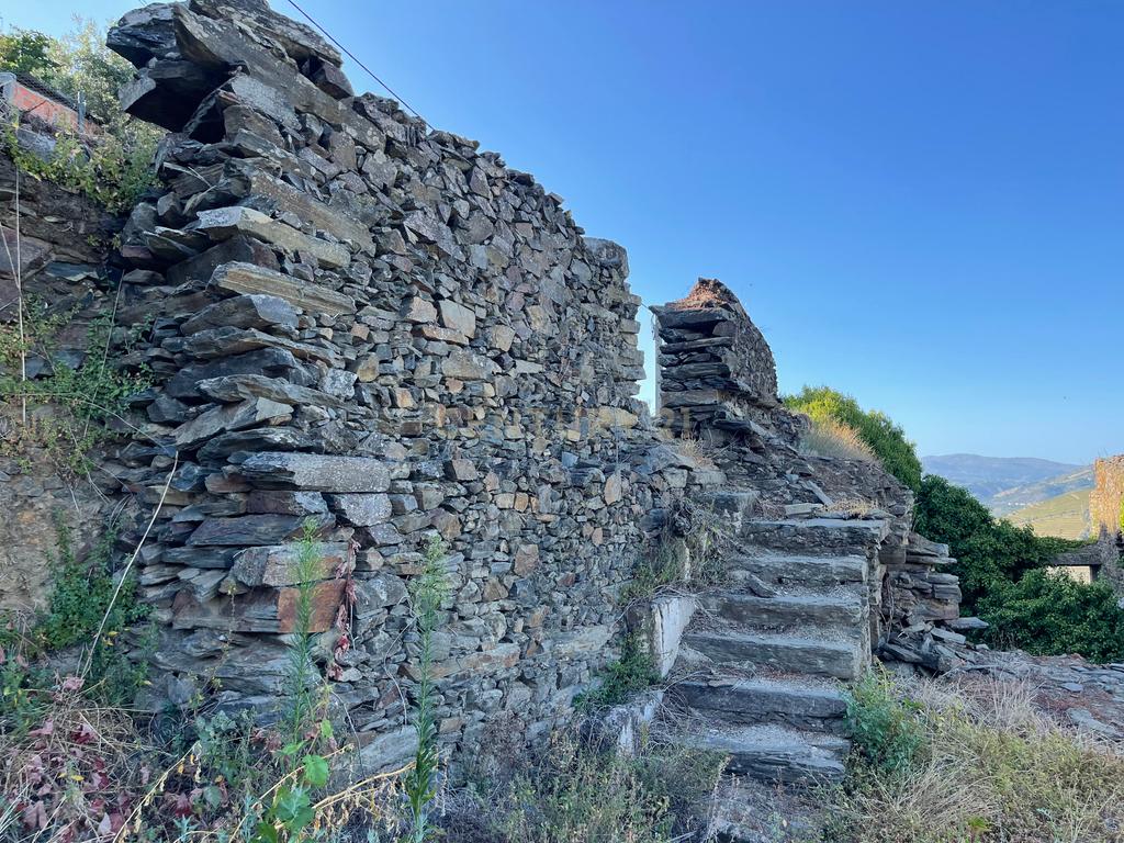 Terreno em Valdigem, com uma área total de 3.350m², oferece vistas panorâmicas sobre o Rio Douro. Tem licença para a construção de uma casa com seis quartos (T6), além de uma vasta área de terreno com vinhas antigas de categoria A. - Image 26