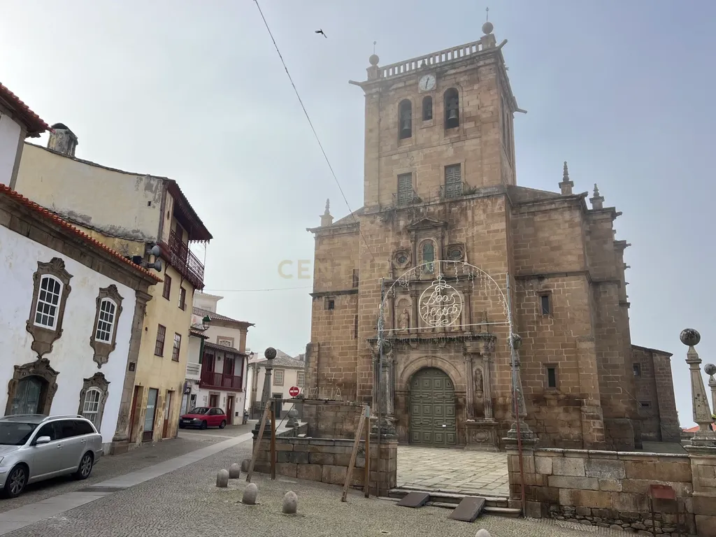 Prédio de quatro andares, composto por unidades independentes, situado no centro de Moncorvo, perto da Basílica. - Image 7