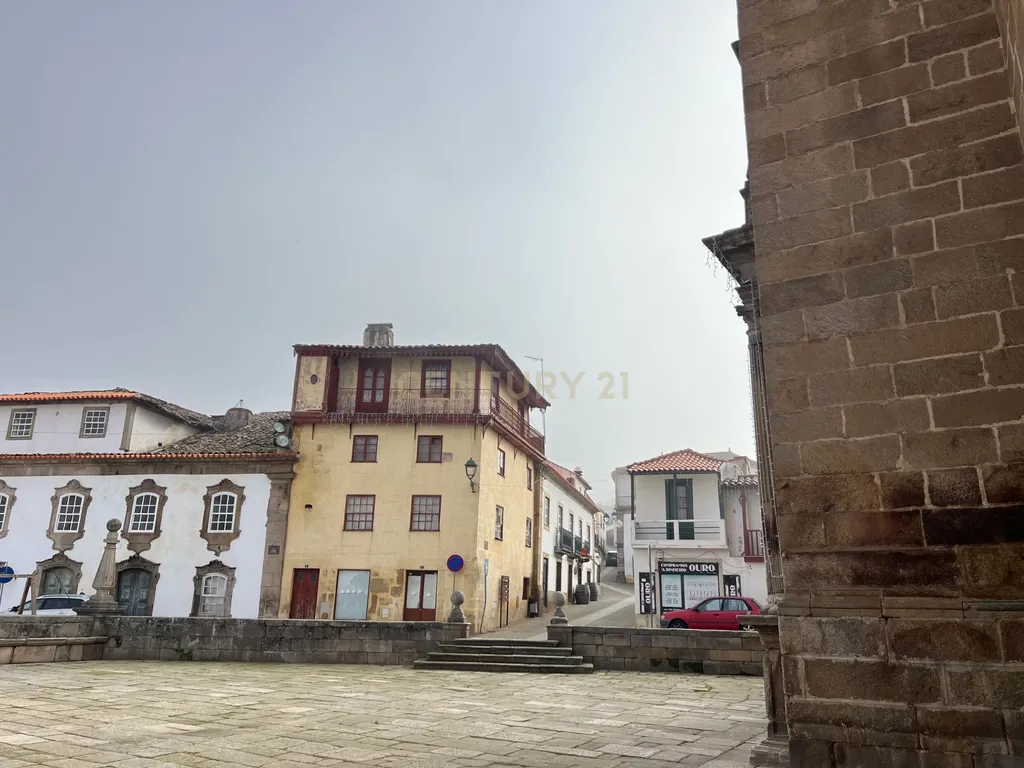 Prédio de quatro andares, composto por unidades independentes, situado no centro de Moncorvo, perto da Basílica. - Image 3
