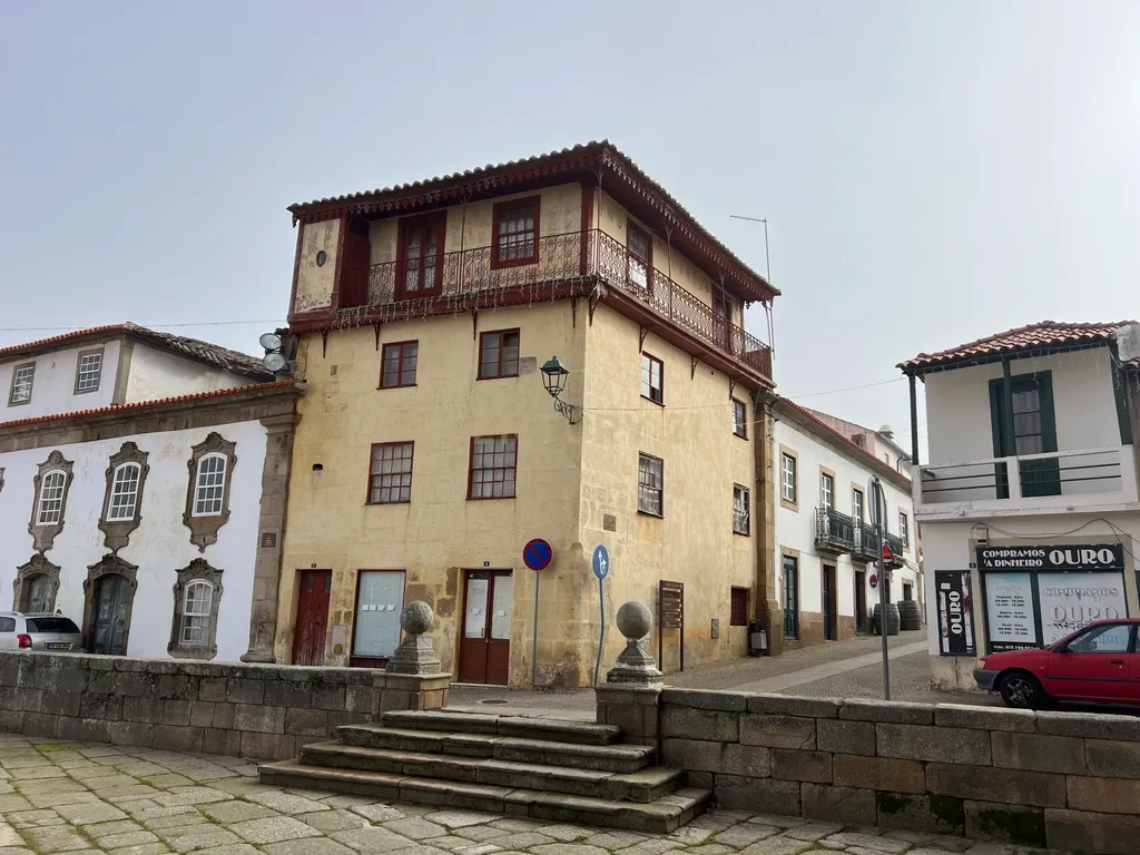 Prédio de quatro andares, composto por unidades independentes, situado no centro de Moncorvo, perto da Basílica. - Image 2