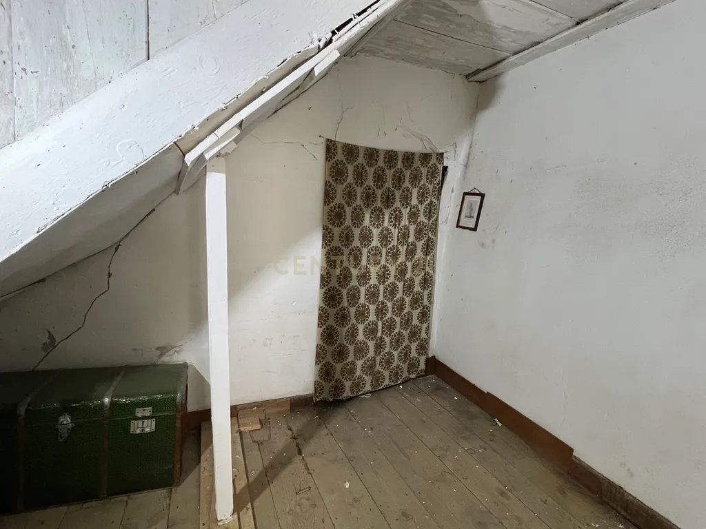 Prédio de quatro andares, composto por unidades independentes, situado no centro de Moncorvo, perto da Basílica. - Image 16