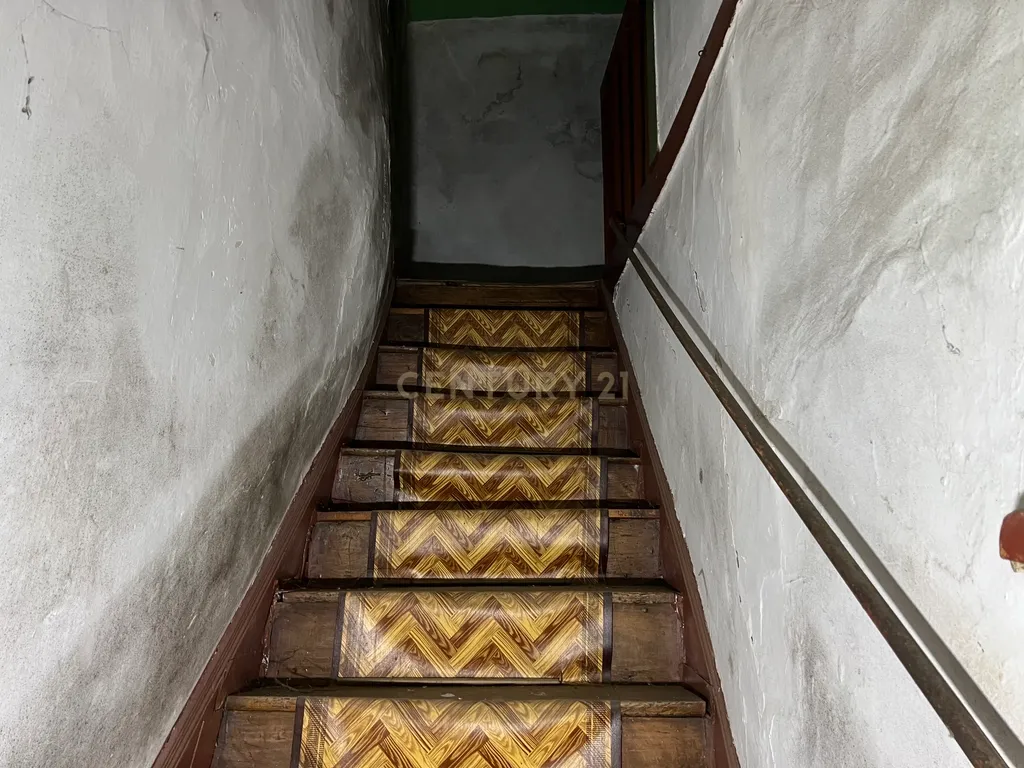 Prédio de quatro andares, composto por unidades independentes, situado no centro de Moncorvo, perto da Basílica. - Image 17