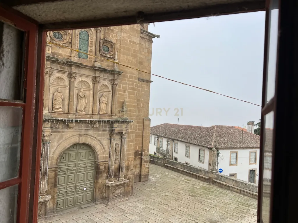 Prédio de quatro andares, composto por unidades independentes, situado no centro de Moncorvo, perto da Basílica. - Image 18