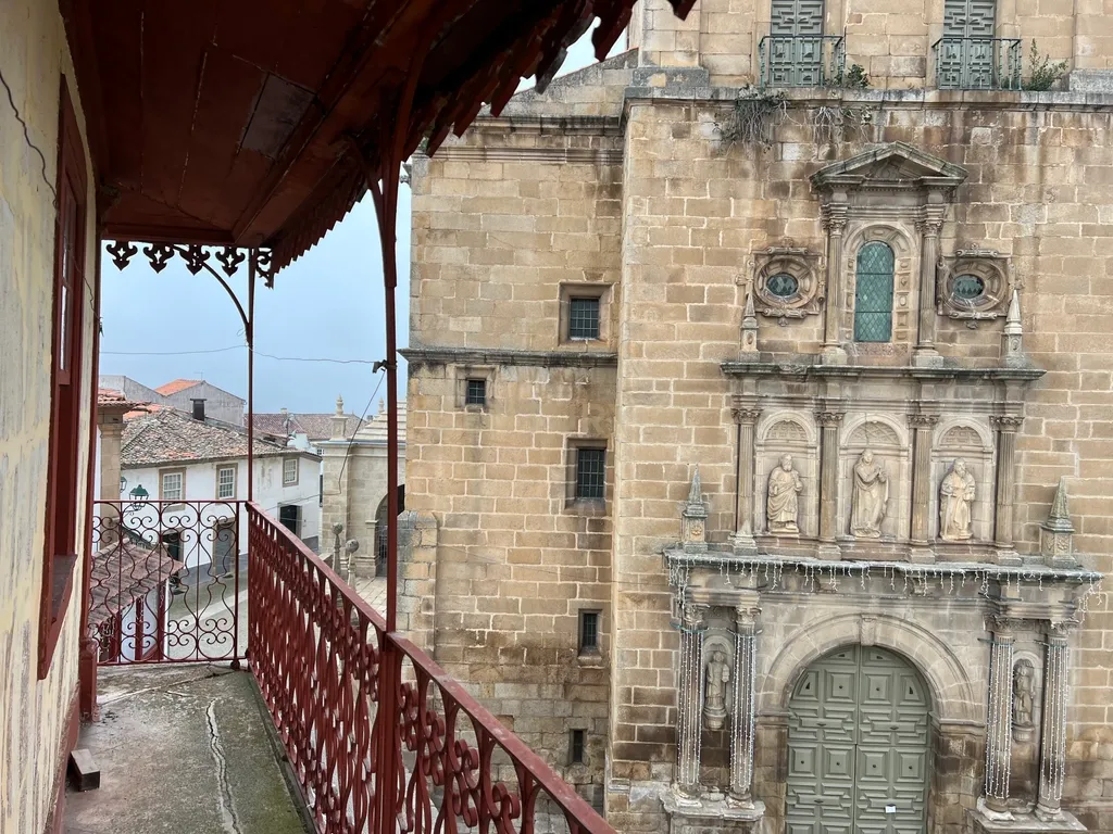 Prédio de quatro andares, composto por unidades independentes, situado no centro de Moncorvo, perto da Basílica. - Image 1