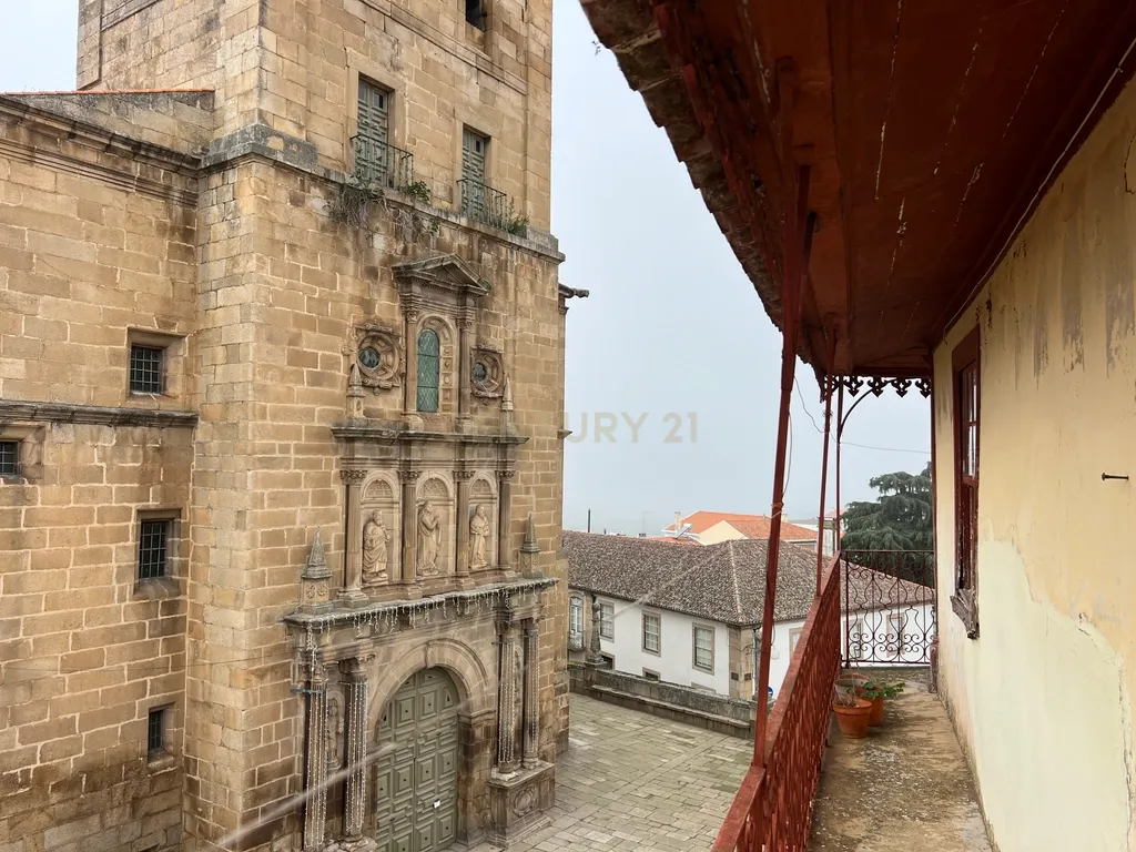 Prédio de quatro andares, composto por unidades independentes, situado no centro de Moncorvo, perto da Basílica. - Image 25