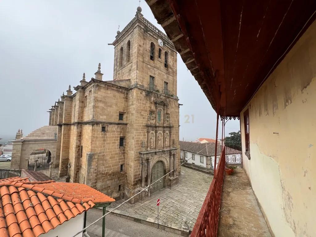 Prédio de quatro andares, composto por unidades independentes, situado no centro de Moncorvo, perto da Basílica. - Image 26