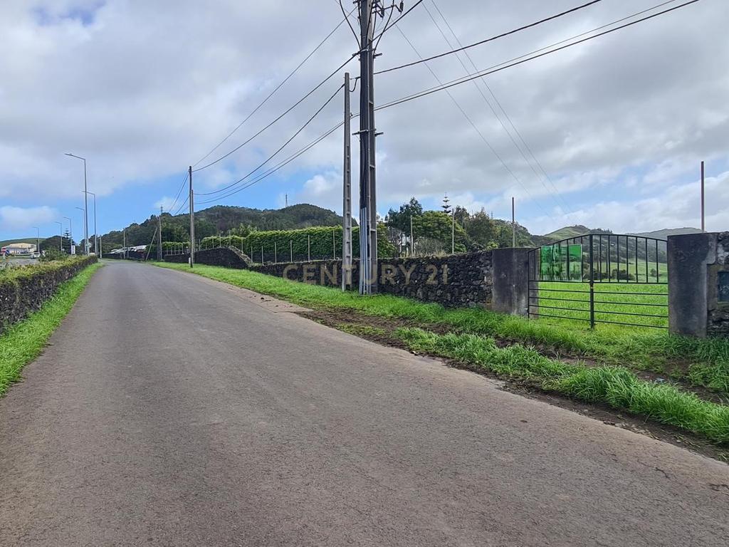 Terreno Urbanizável com Armazém em Estrada da Ribeira Grande - Image 9