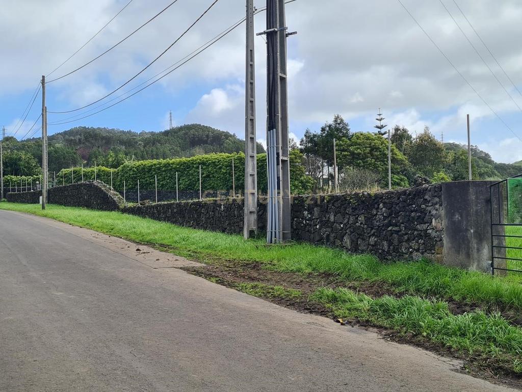 Terreno Urbanizável com Armazém em Estrada da Ribeira Grande - Image 7