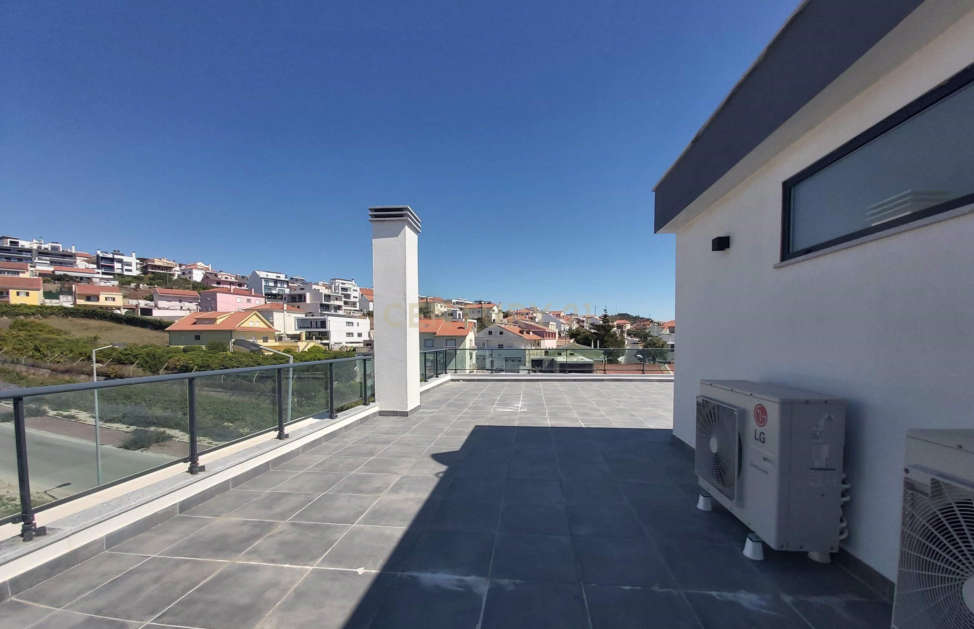 MORADIA T5 + 3 EM FAMÕES, COM PISCINA, JARDIM E BOX PARA 4 CARROS - Image 40