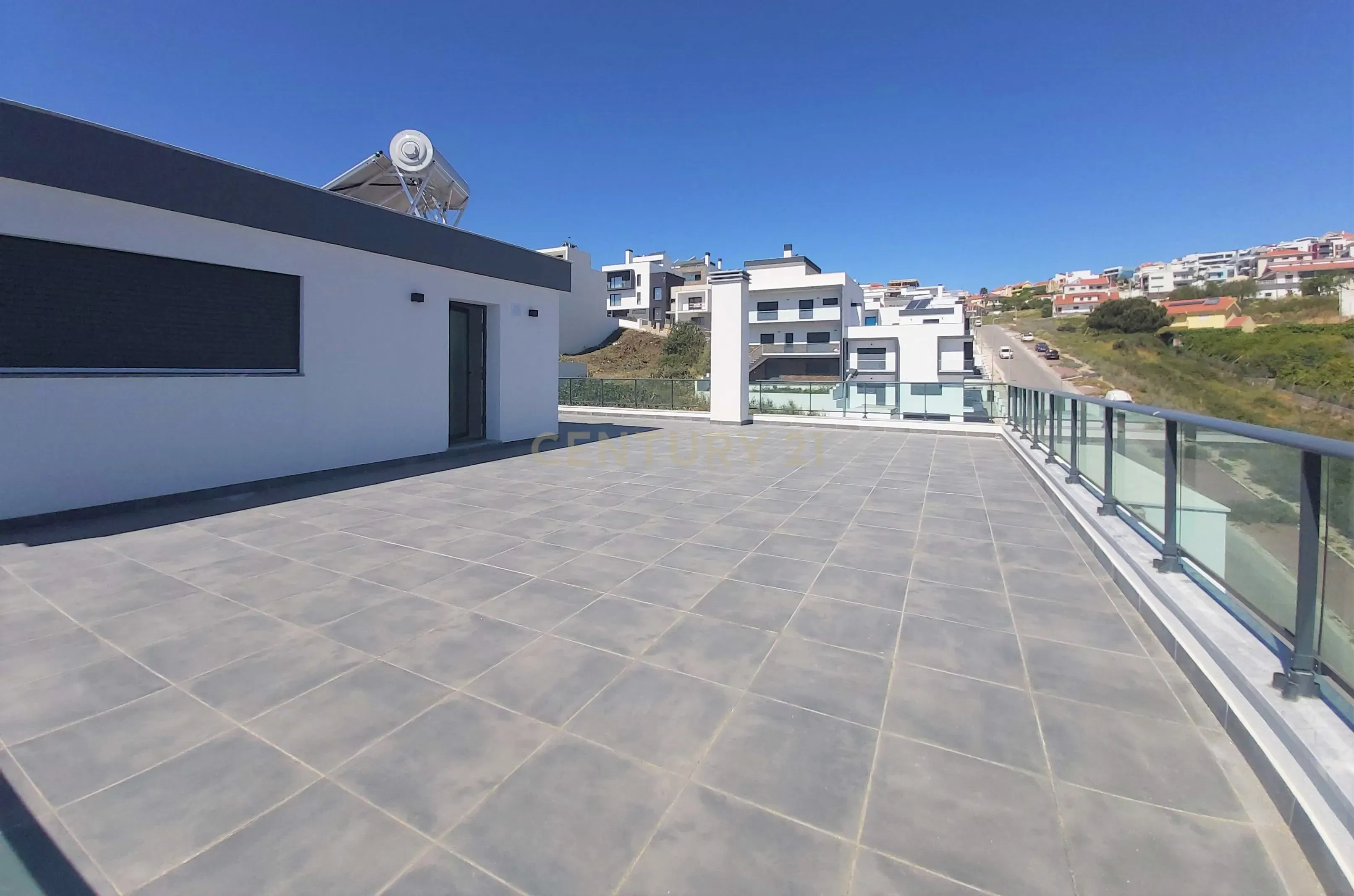 MORADIA T5 + 3 EM FAMÕES, COM PISCINA, JARDIM E BOX PARA 4 CARROS - Image 42