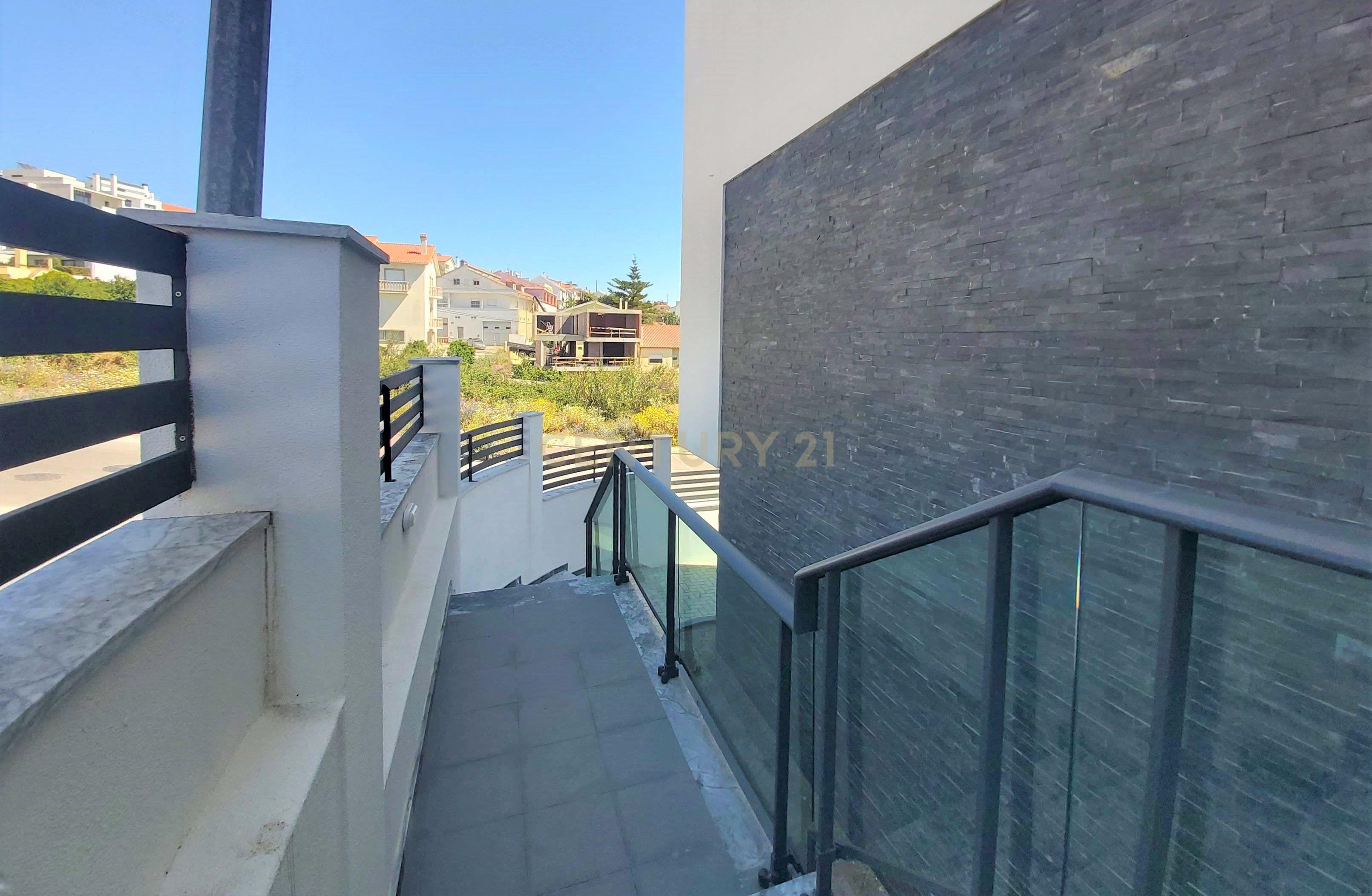 MORADIA T5 + 3 EM FAMÕES, COM PISCINA, JARDIM E BOX PARA 4 CARROS - Image 30