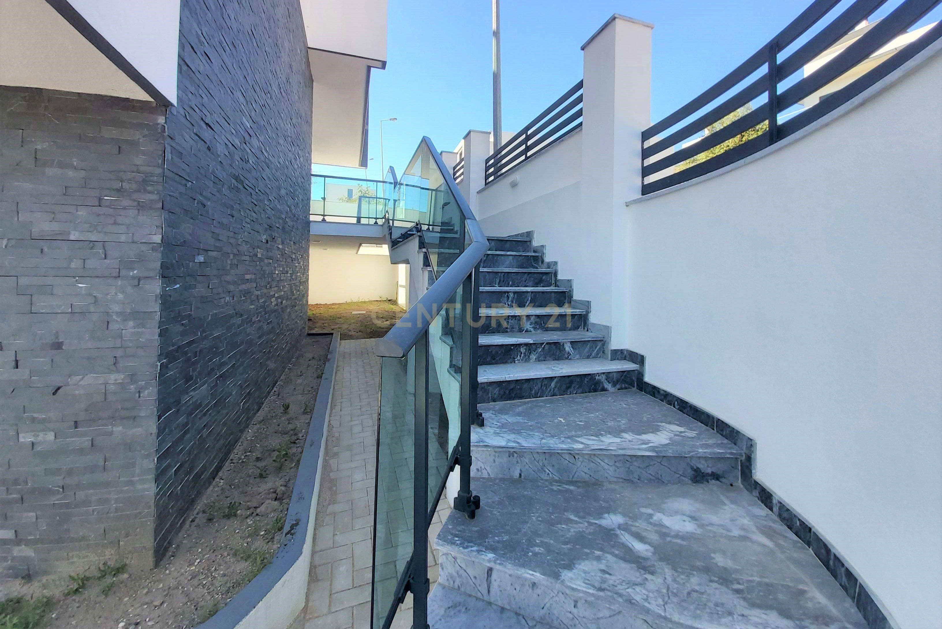 MORADIA T5 + 3 EM FAMÕES, COM PISCINA, JARDIM E BOX PARA 4 CARROS - Image 31
