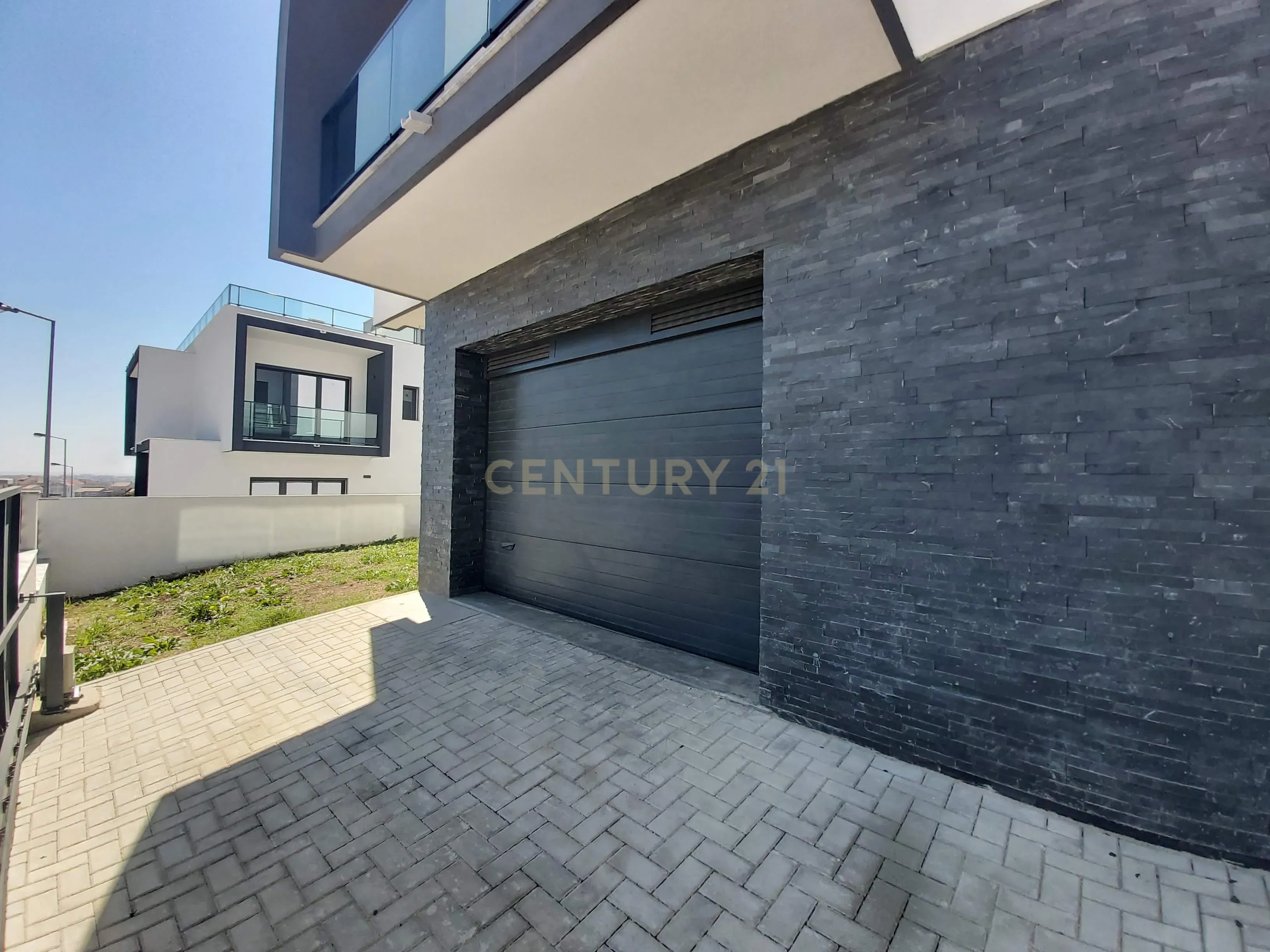 MORADIA T5 + 3 EM FAMÕES, COM PISCINA, JARDIM E BOX PARA 4 CARROS - Image 33
