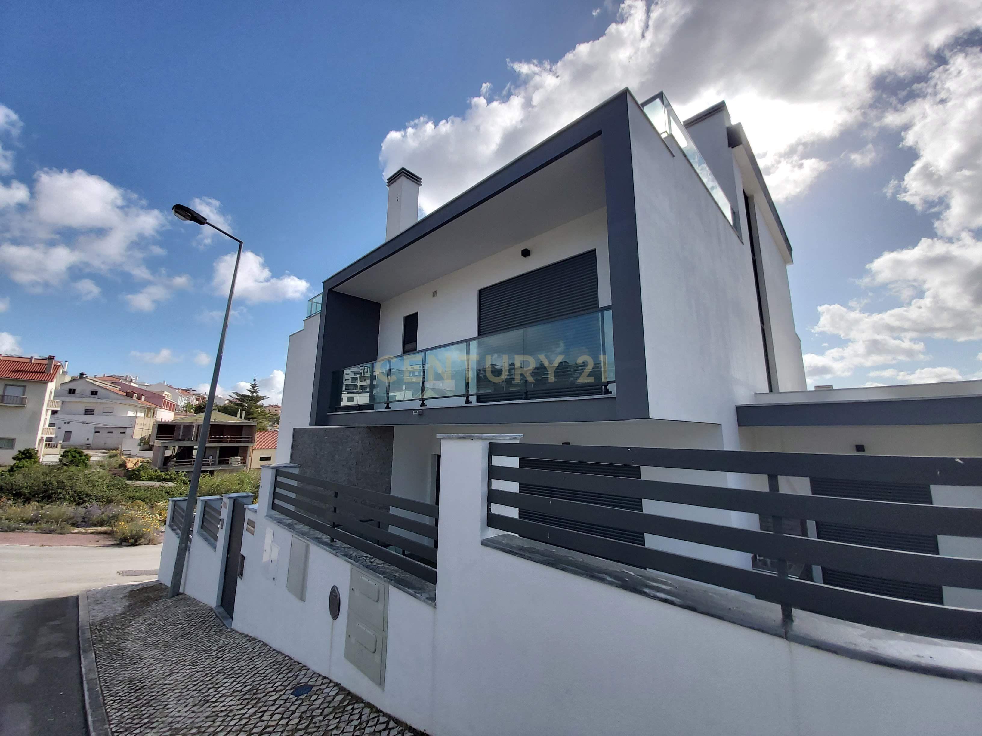 MORADIA T5 + 3 EM FAMÕES, COM PISCINA, JARDIM E BOX PARA 4 CARROS - Image 51