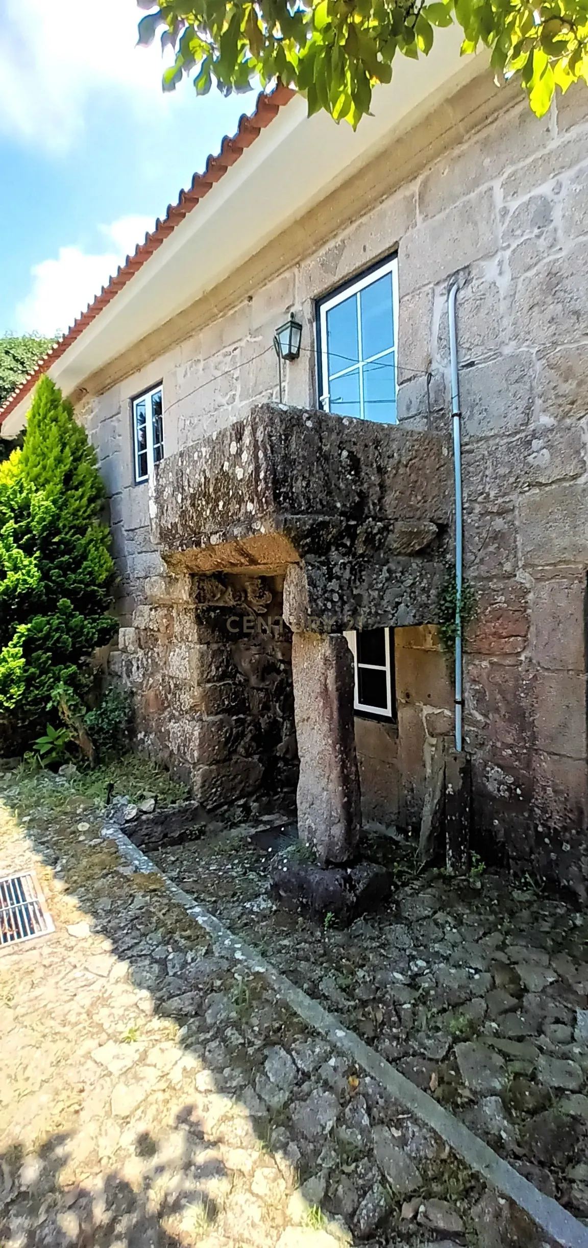 Moradia T6 com vasto jardim e piscina de água salgada, em V. N. de Cerveira - Image 12
