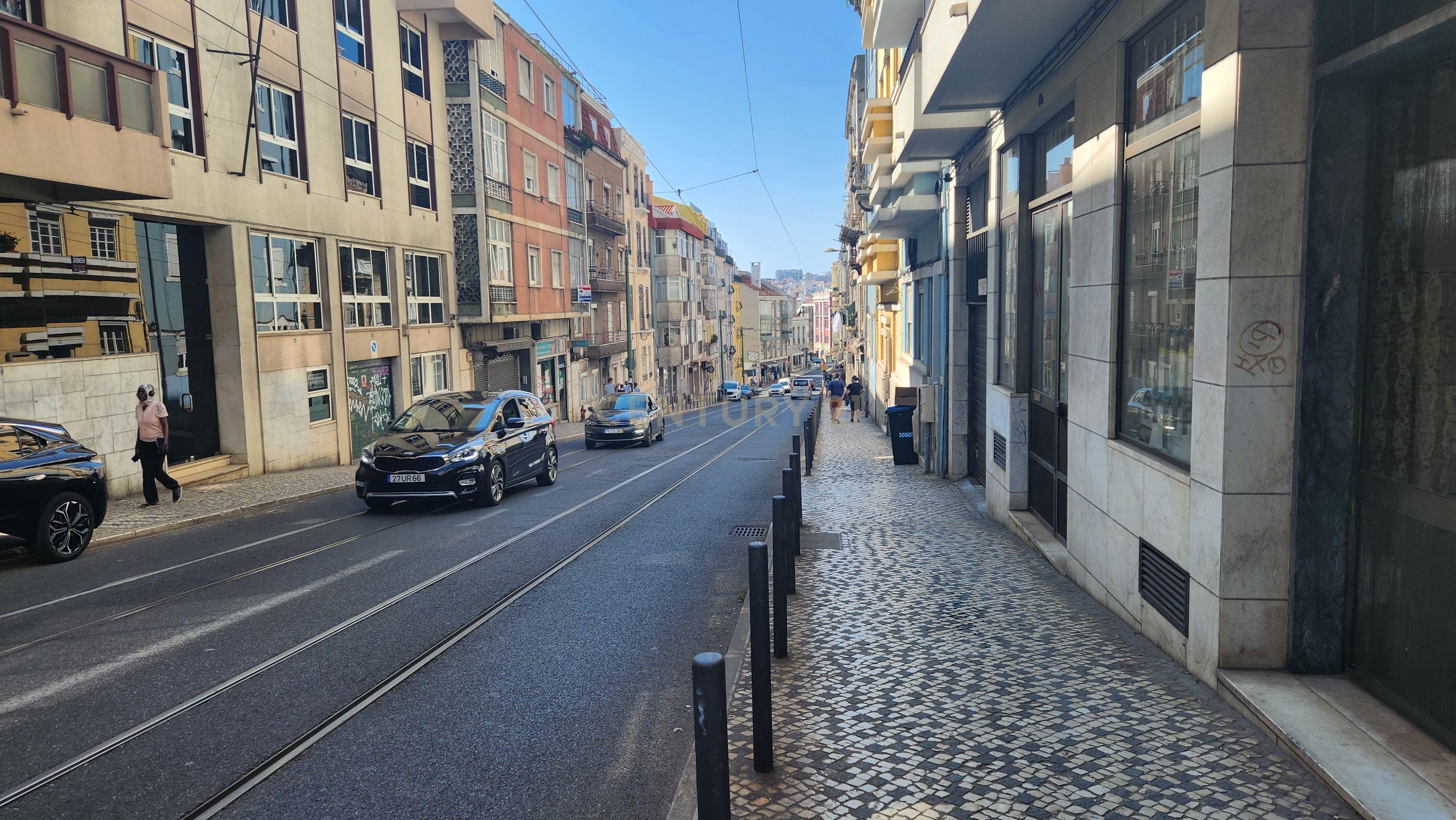 Loja em Lisboa com Acessibilidade e Garagem - 219.5m² - Image 4