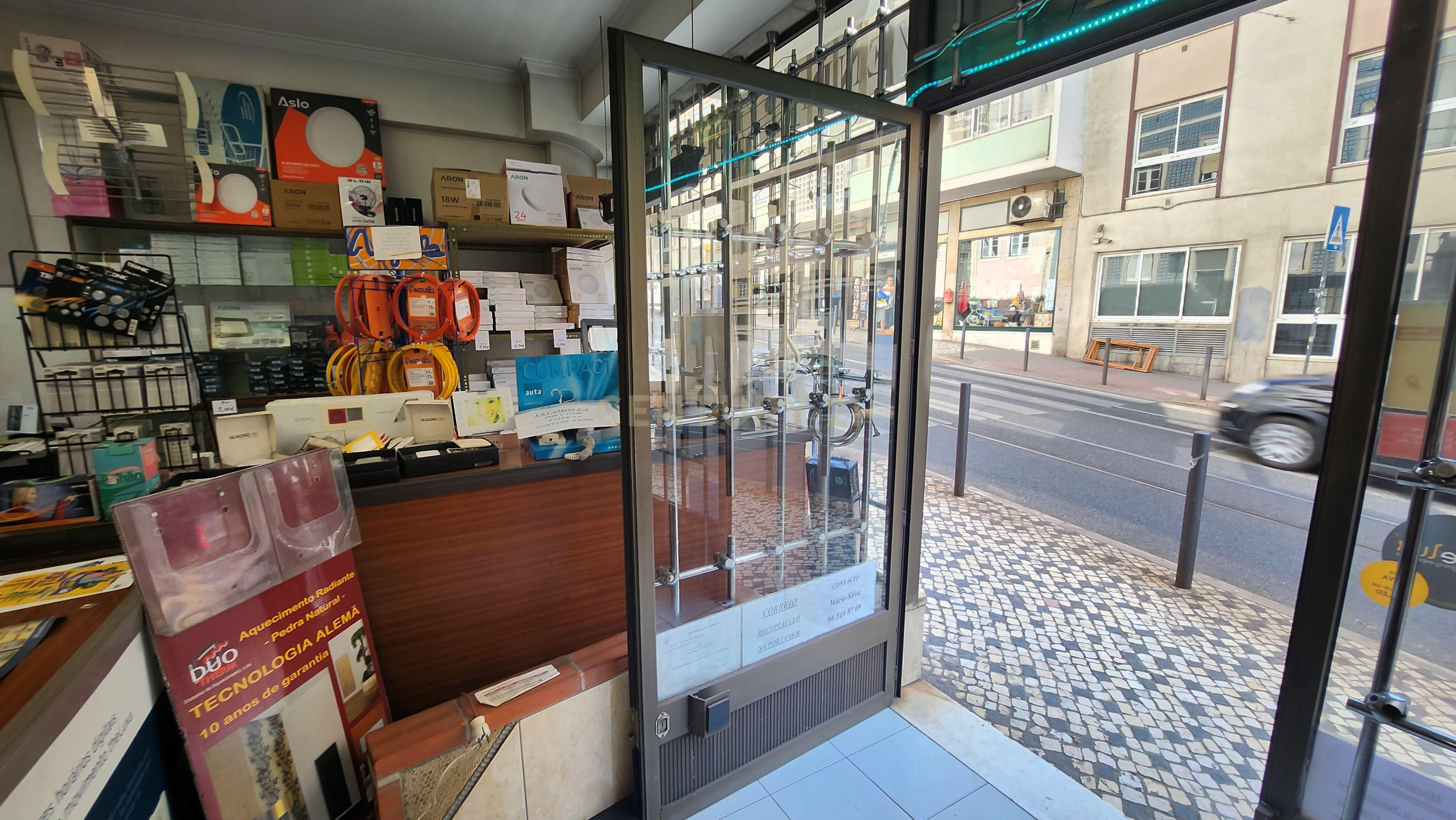 Loja em Lisboa com Acessibilidade e Garagem - 219.5m² - Image 2