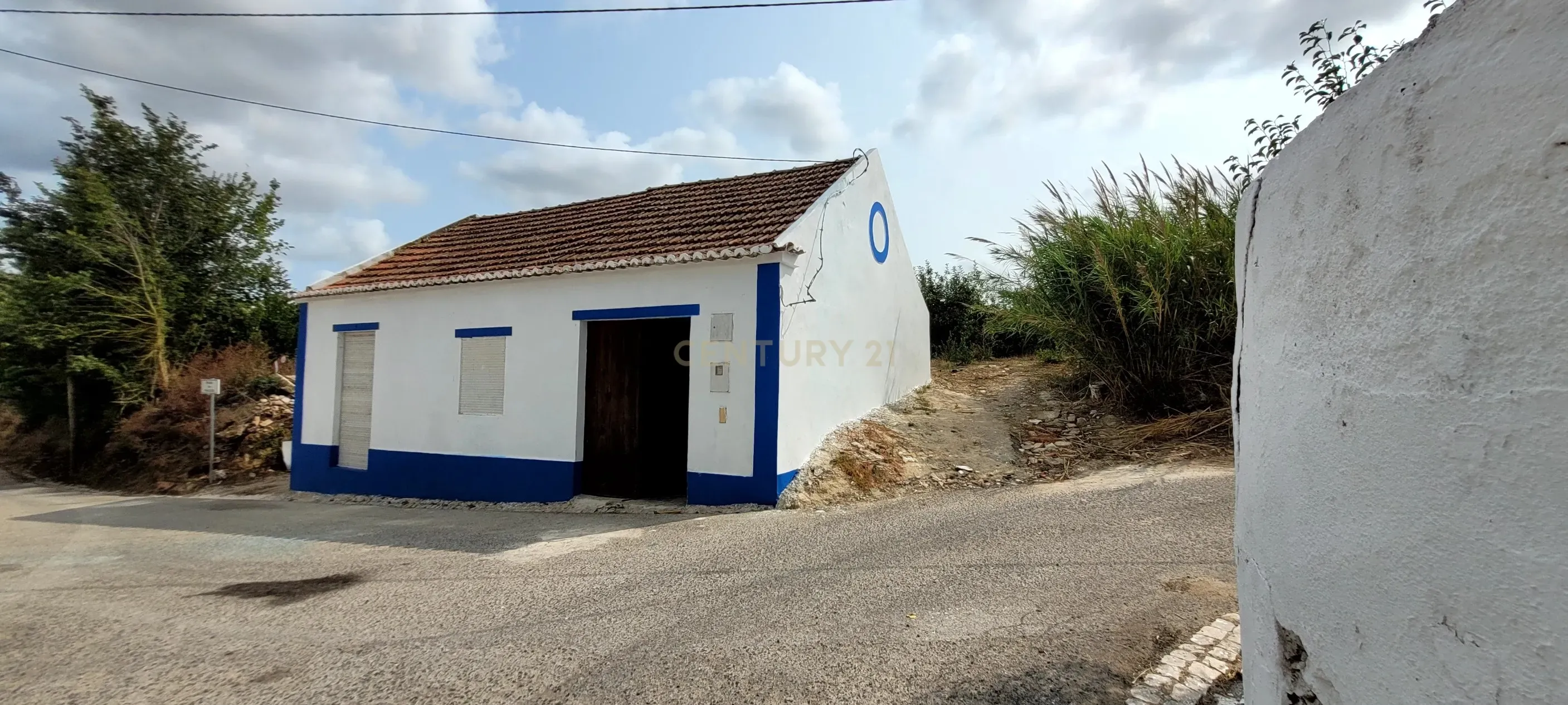 Quinta com moradia no Arneiro Merceana com 3ha de terreno com arvores de fruto em produção e 800 m2 Urbanos - Image 1