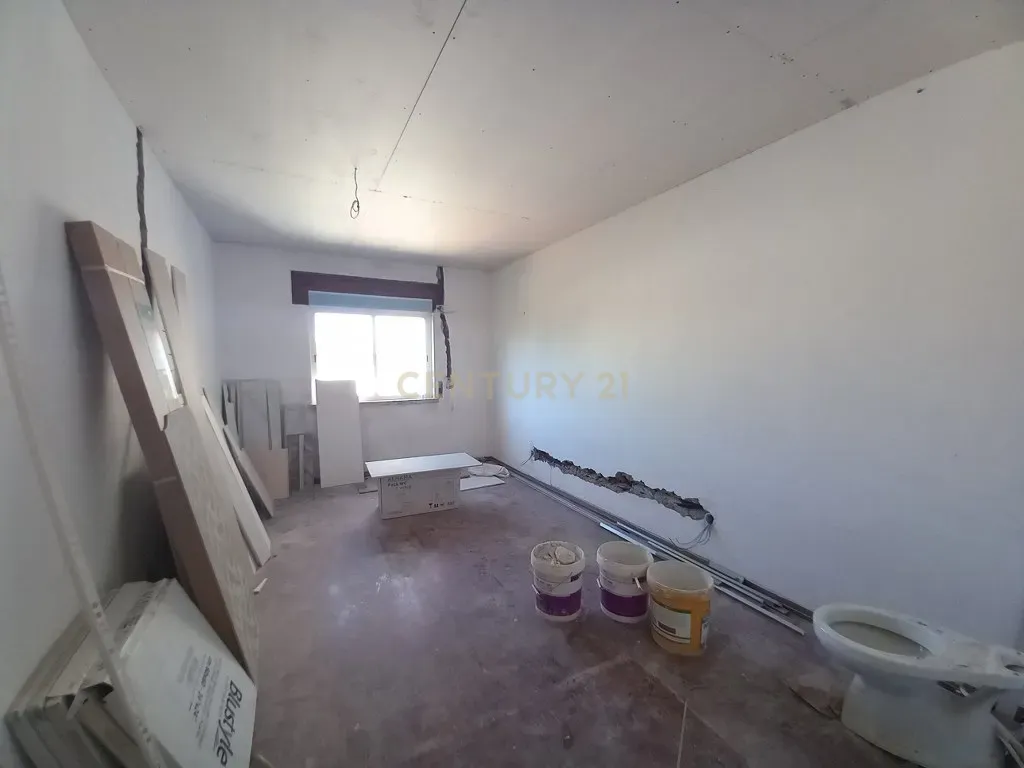 Renovação Exclusiva: Apartamento de 3 Assoalhadas Próximo ao Bairro Afonso Costa em Setúbal - Image 13