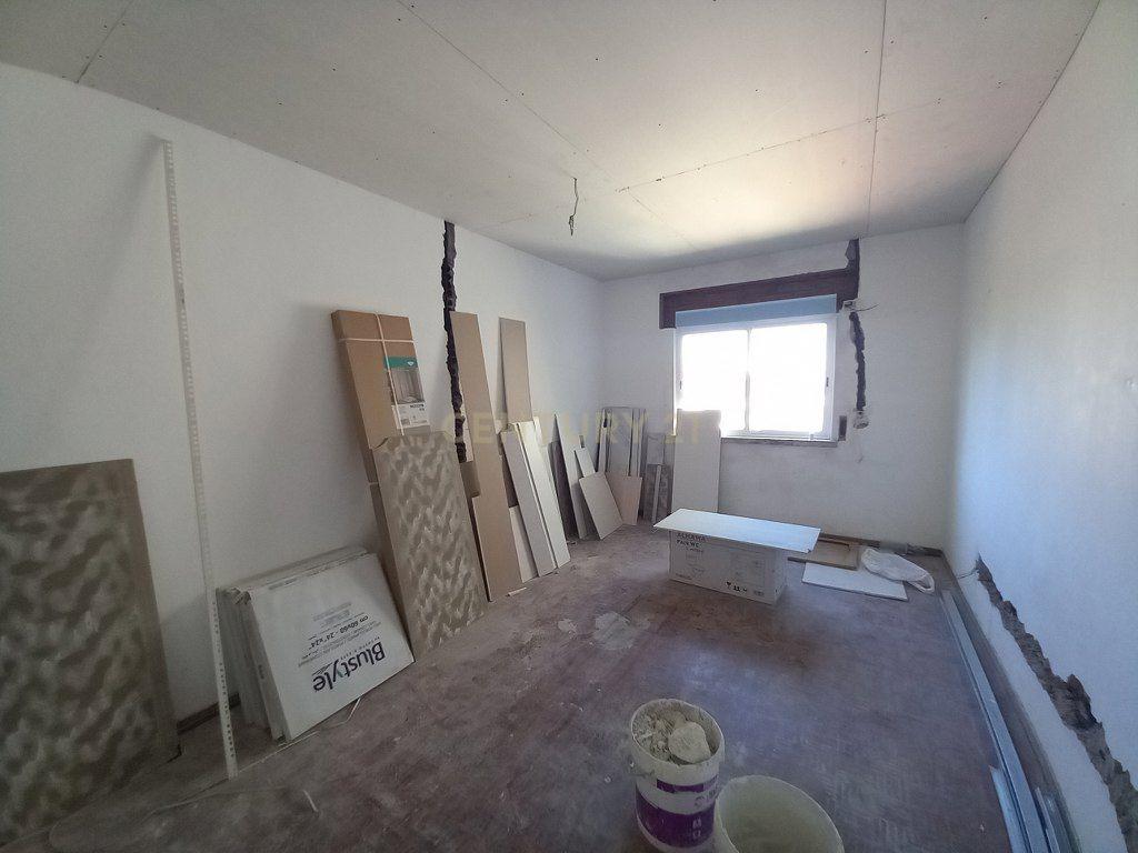 Renovação Exclusiva: Apartamento de 3 Assoalhadas Próximo ao Bairro Afonso Costa em Setúbal - Image 14