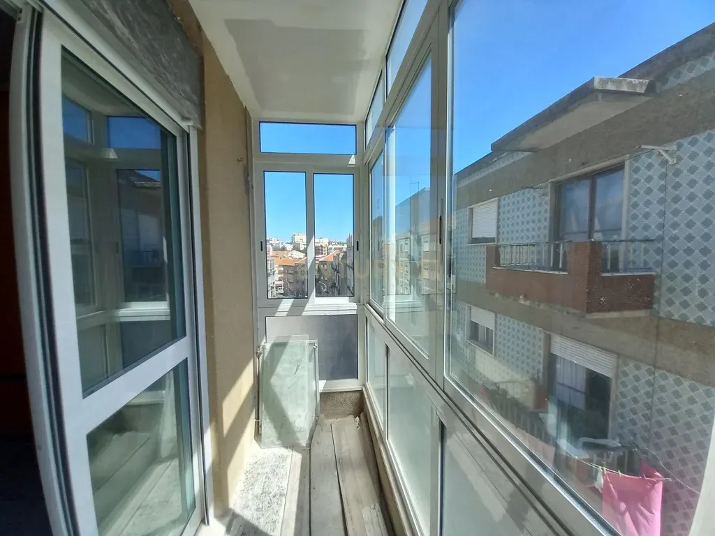 Renovação Exclusiva: Apartamento de 3 Assoalhadas Próximo ao Bairro Afonso Costa em Setúbal - Image 22