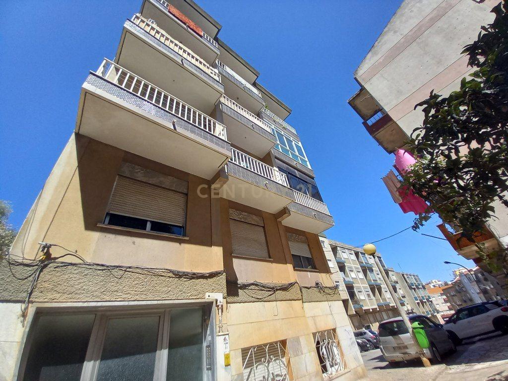 Renovação Exclusiva: Apartamento de 3 Assoalhadas Próximo ao Bairro Afonso Costa em Setúbal - Image 27